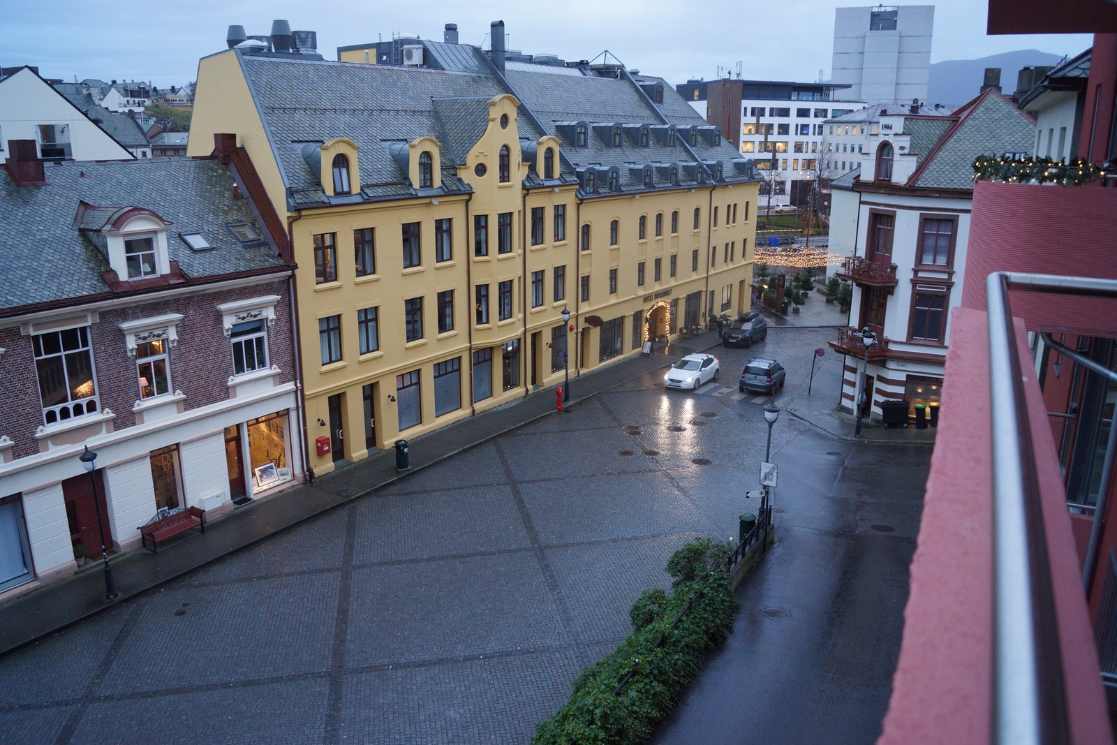 Hotell, Restauranter og Bar i samme gate. Galleribilde