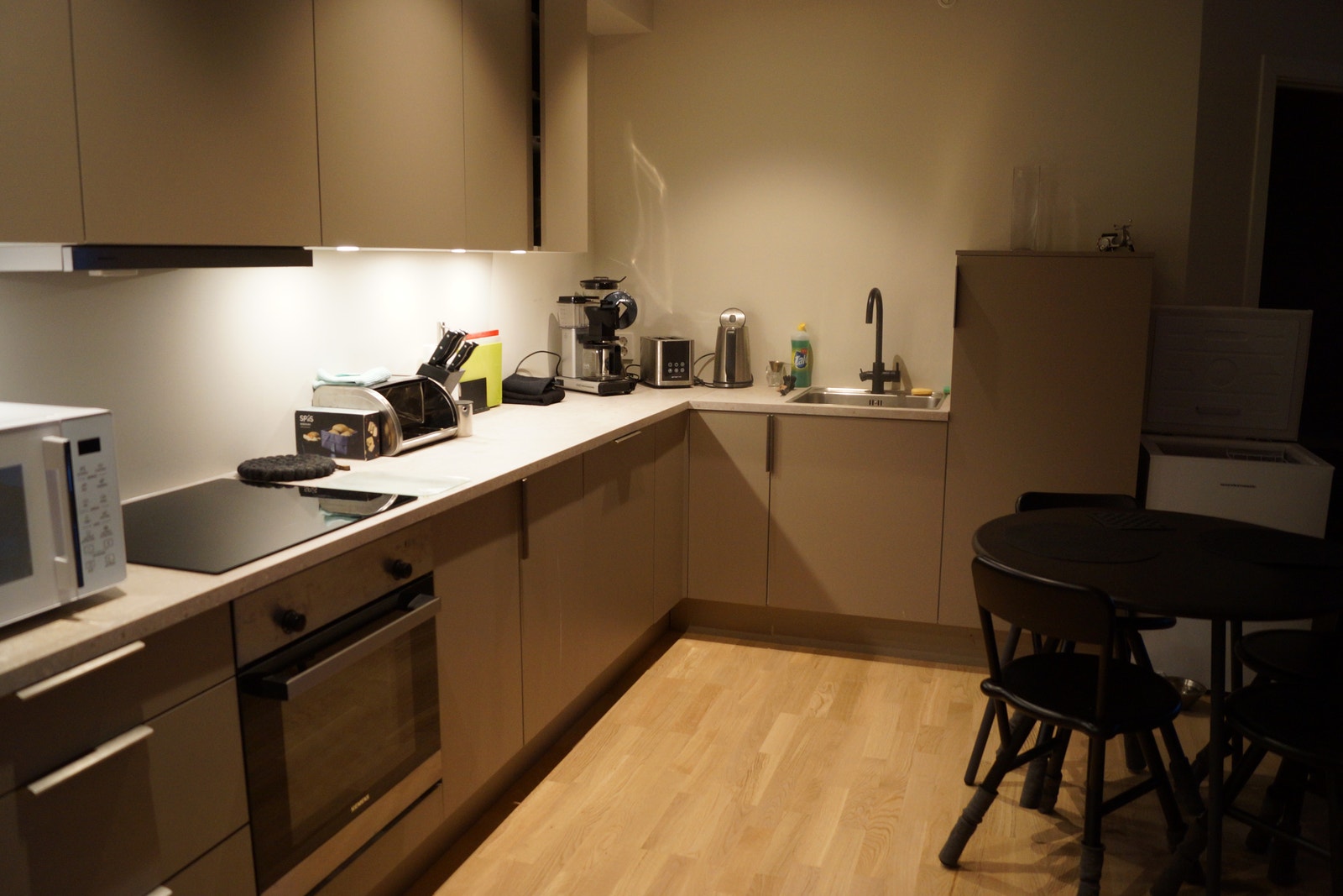 Kjøkken med Oppvaskmaskin, Micro, Komfyr, Kjøl/Frys etc. Galleribilde