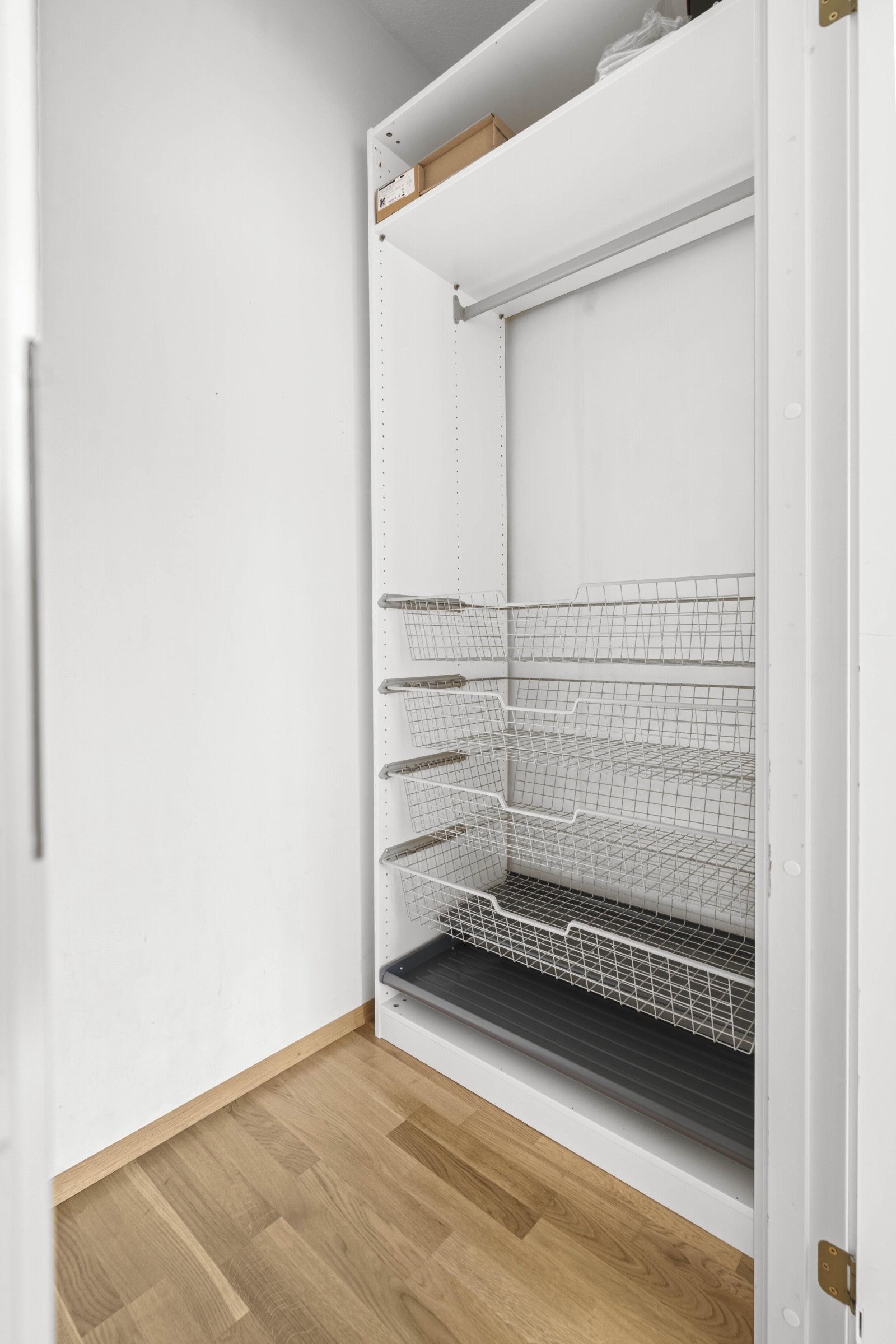 I tilknytning til soverommet er det en praktisk, innvendig bod som gir optimale oppbevaringsmuligheter i tillegg til bod i kjeller. Galleribilde