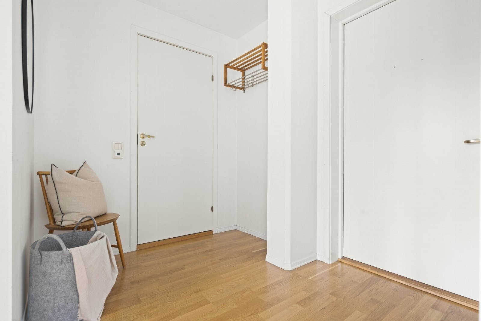 Lys og luftig entré som gir et godt inntrykk av leiligheten. Her er det god plass til oppheng av ytterklær og plassering av sko. Galleribilde