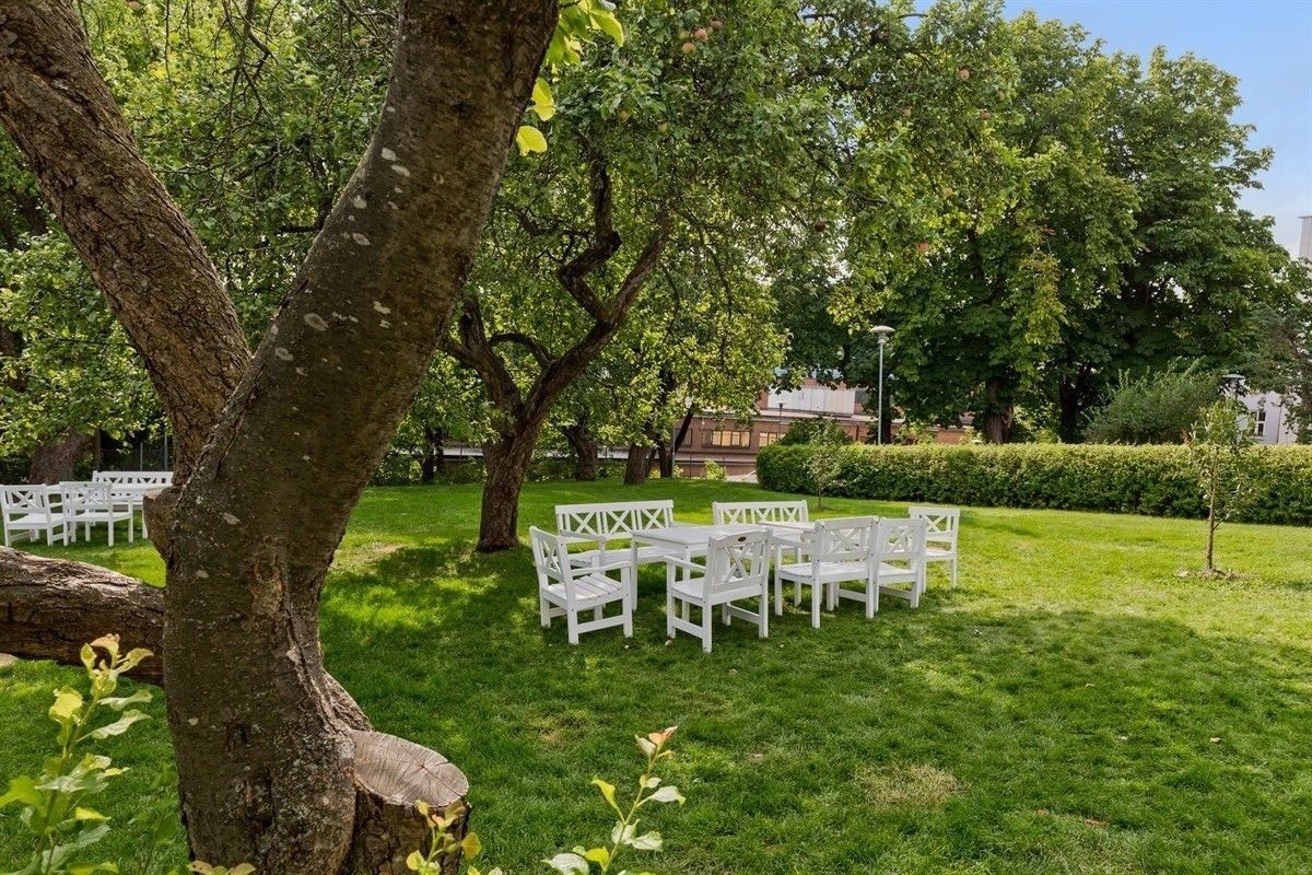 Leiligheten har tilgang til en nydelig og grønn privat bakgård i "Edens Hage"- en fredet, og over 100 år gammel privat frukthage/parkanlegg med flott gressplen, store trær, sittegrupper og lekeområder for barn. Galleribilde
