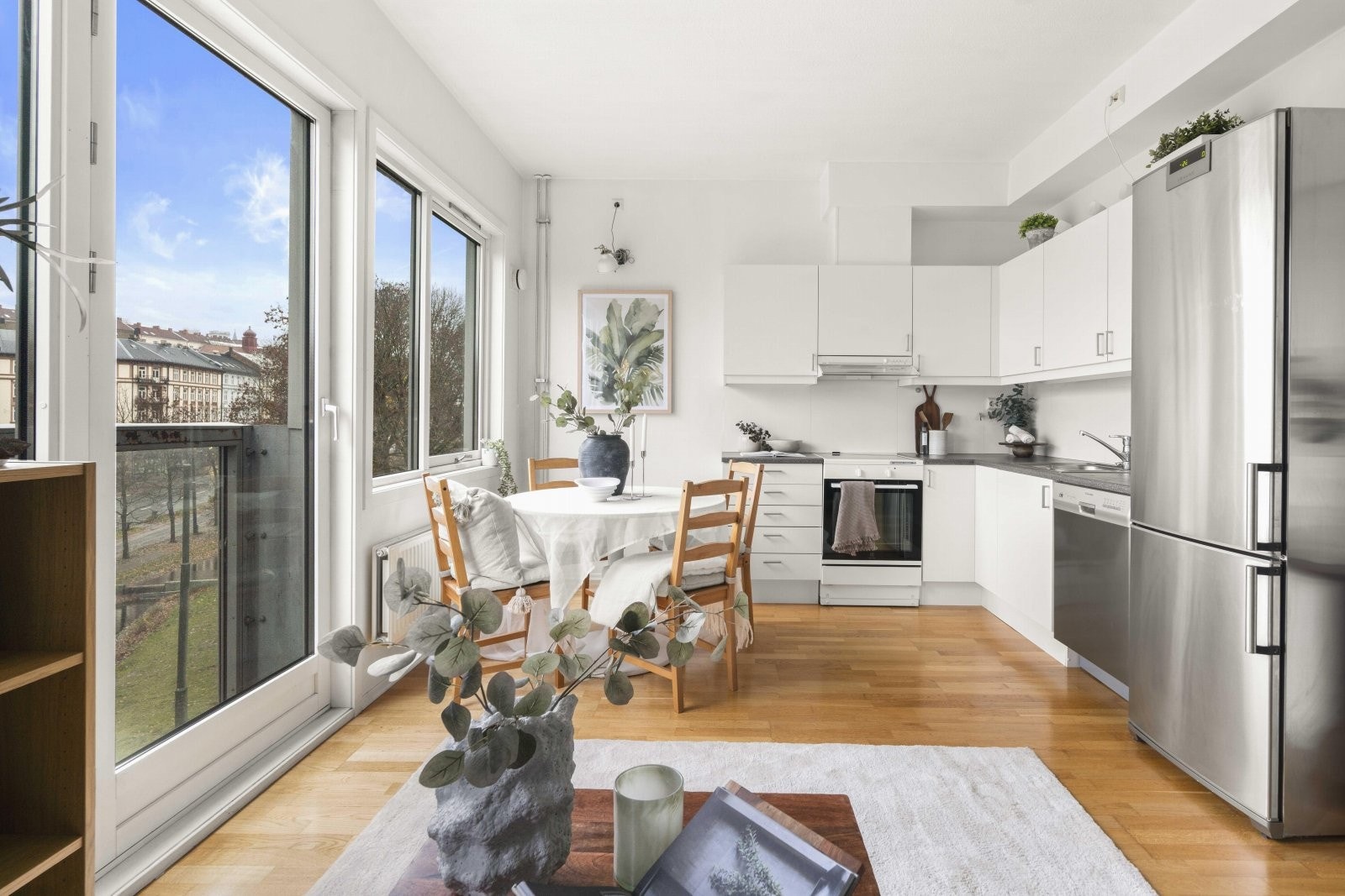 Planløsningen er effektiv, med naturlig plass til både sofagruppe og spisebord. Galleribilde