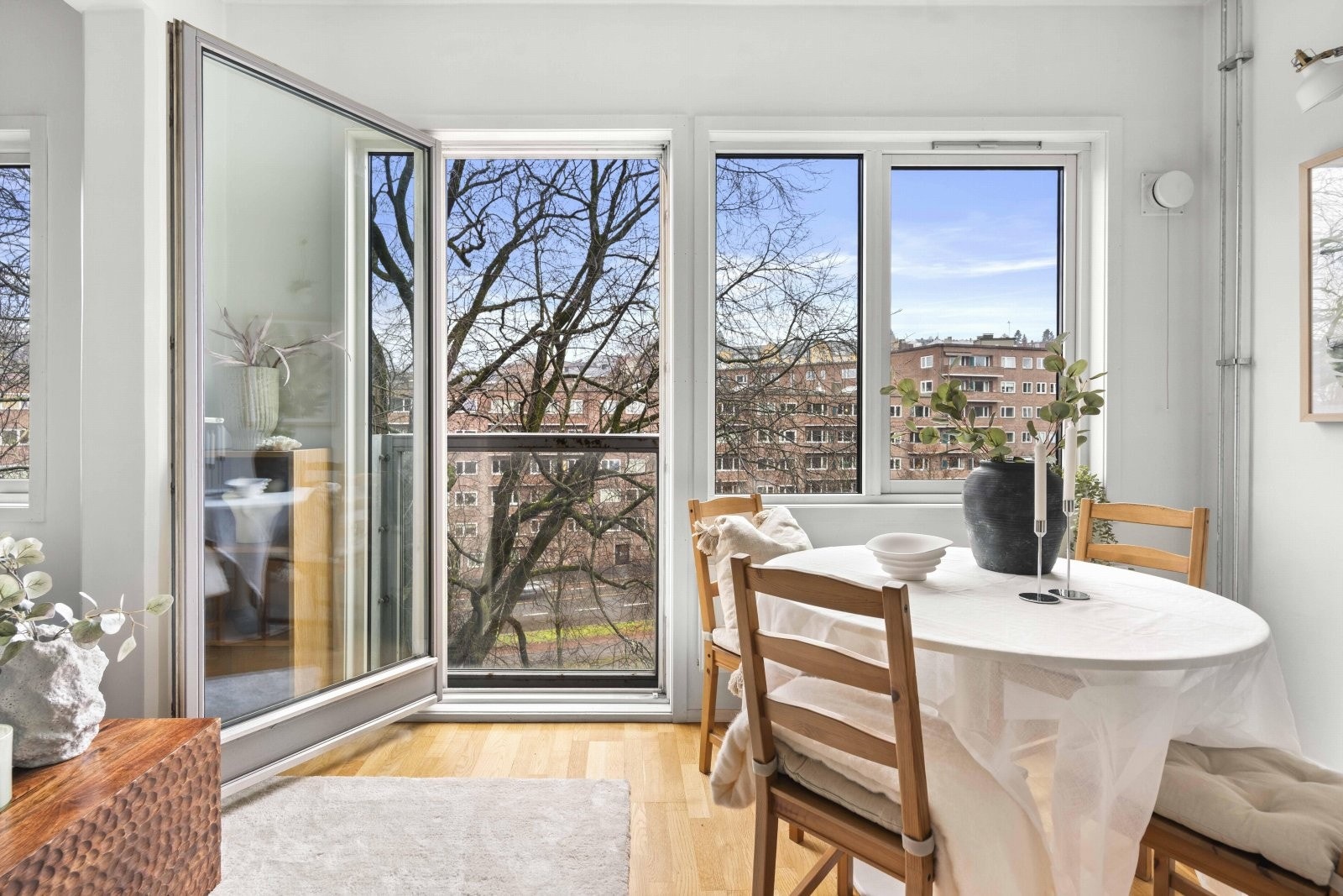 Her har du kort vei til alt byen har å by på, samtidig som den høye beliggenheten sikrer rikelig med naturlig lys og minimalt innsyn. Galleribilde