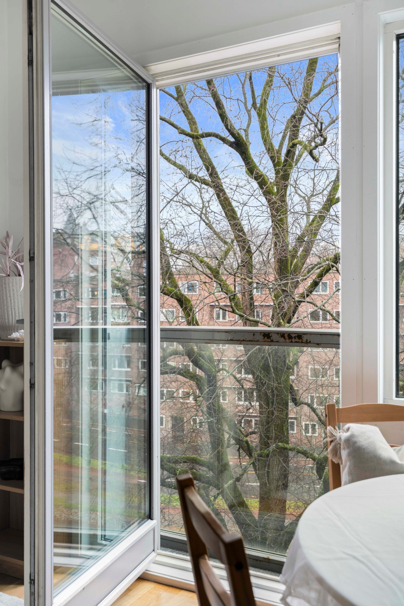 Fra stuen er det utgang til fransk balkong, som åpner rommet mot omgivelsene og gir en fin følelse av kontakt med bylivet utenfor. Galleribilde
