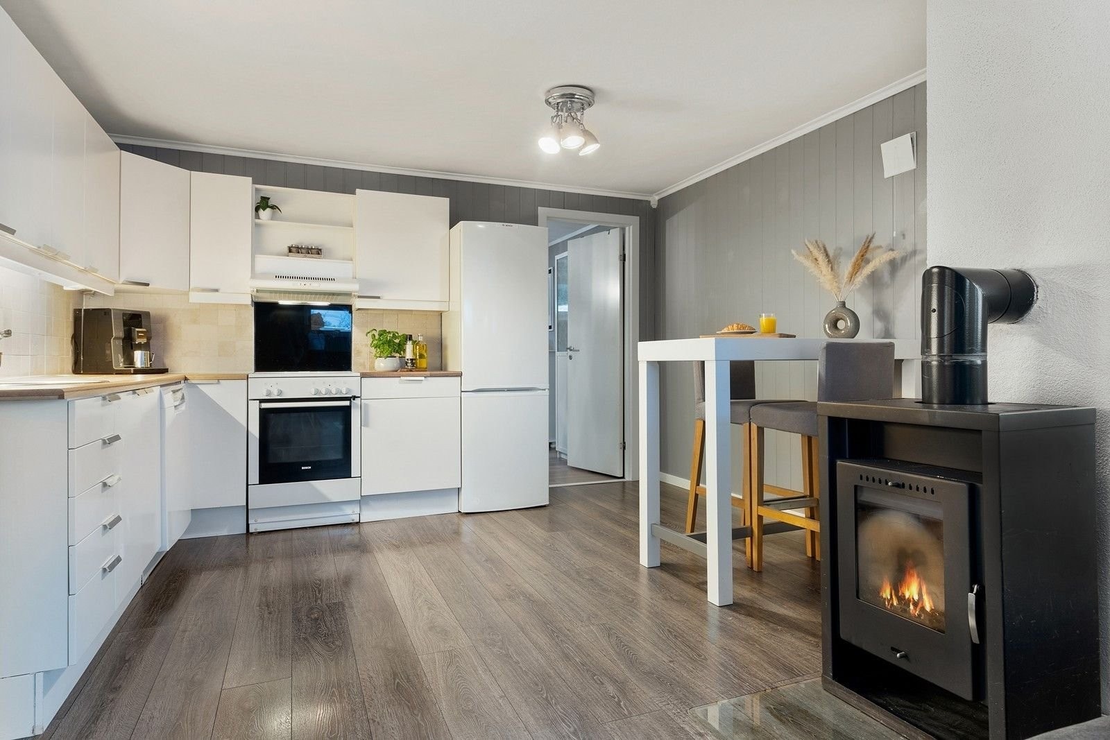 Kjøkkenet har slette fronter og laminat benkeplate. Frittstående komfyr og kjøl/fryseskap, underbygget
oppvaskmaskin Galleribilde