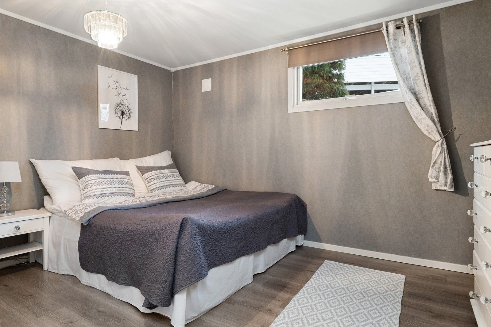 Svalt og romslig soverom Galleribilde