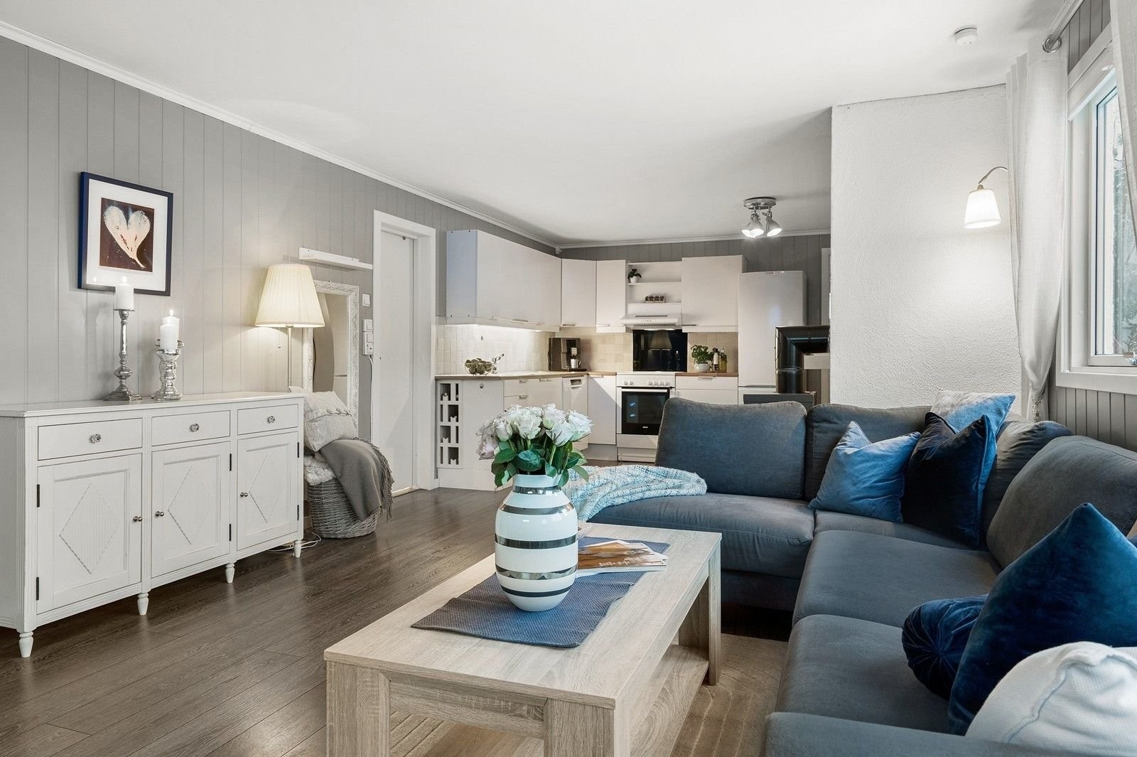 Innbydende stue med store vindusflater som slipper inn rikelig med naturlig lys Galleribilde