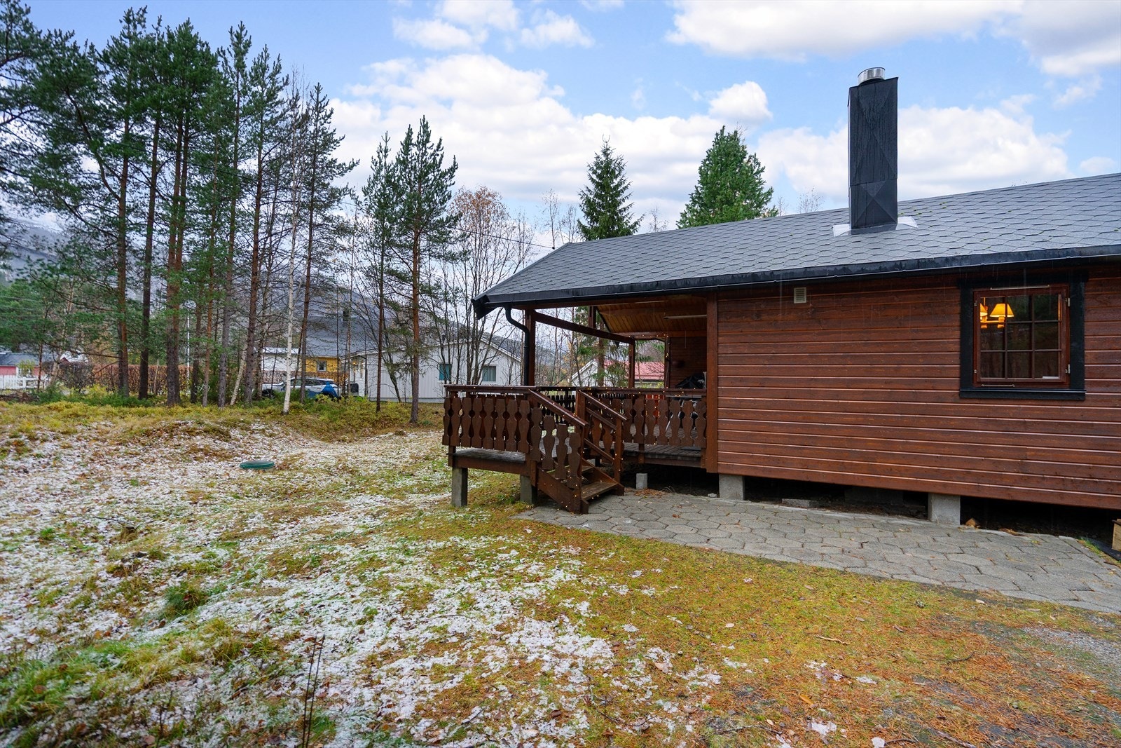 Naturlig tomt med flate partier, omkranset av trær som gir både ly og privatliv. Her får du et fredelig uteområde som krever lite vedlikehold Galleribilde