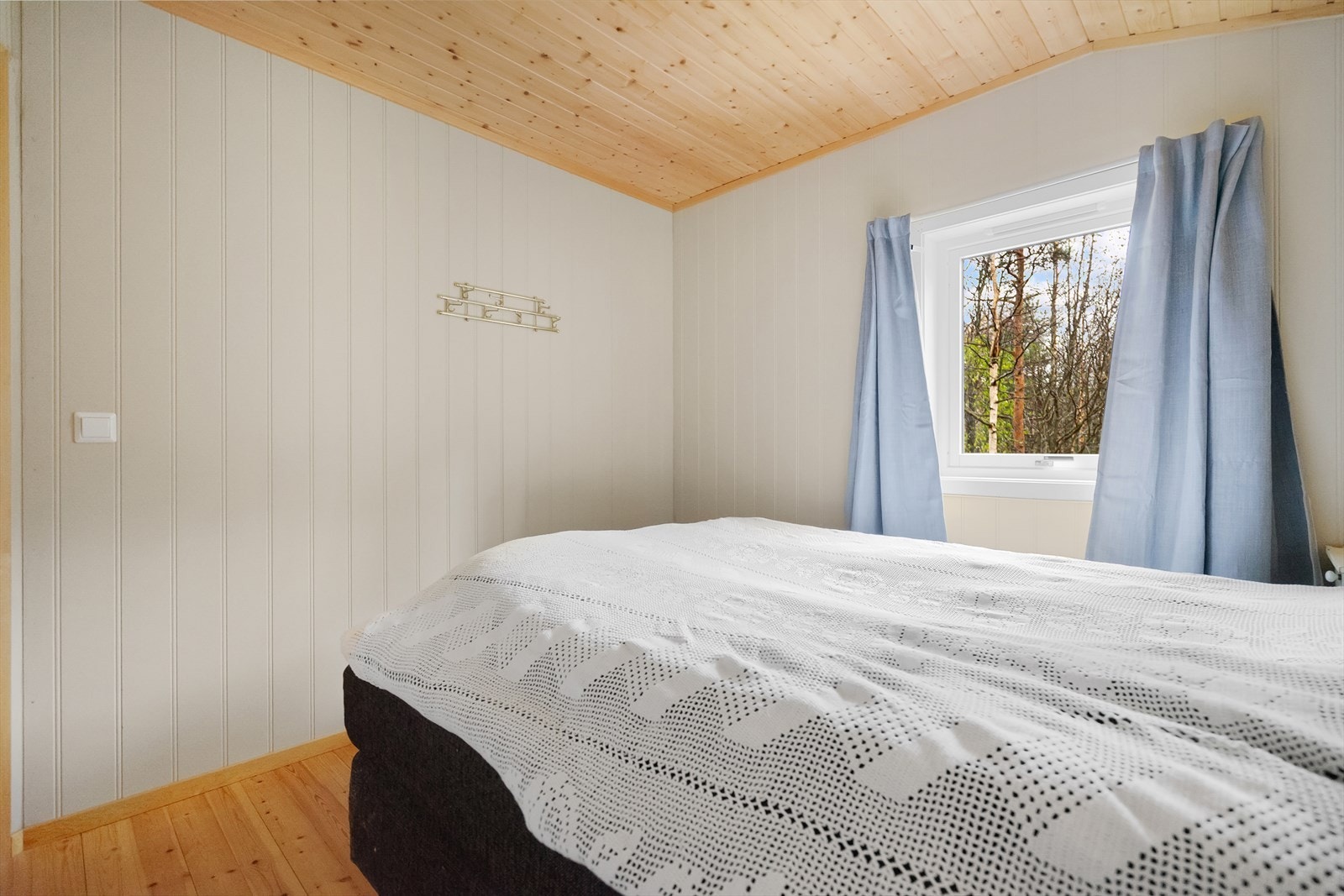 Vinduet vender mot skogen og slipper inn naturlig lys Galleribilde