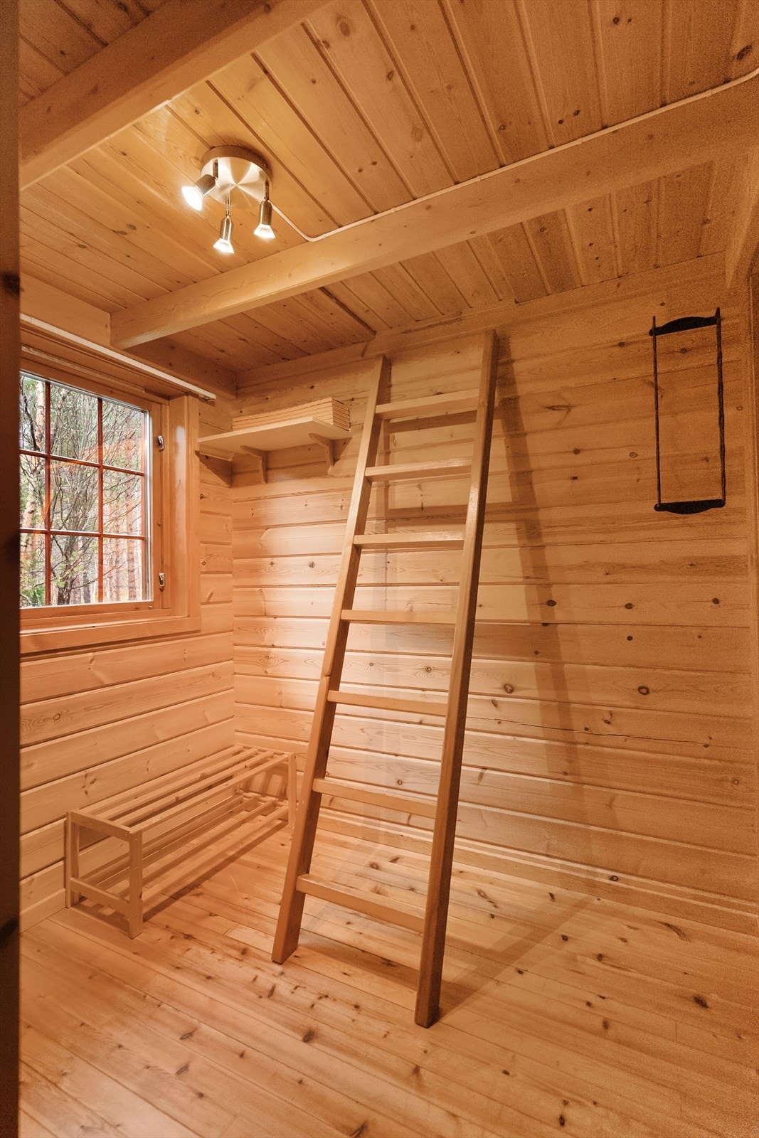 Stigen fører opp til hyttens hems - en koselig soveplass med lav takhøyde, perfekt for barn eller ekstra overnattingsgjester Galleribilde