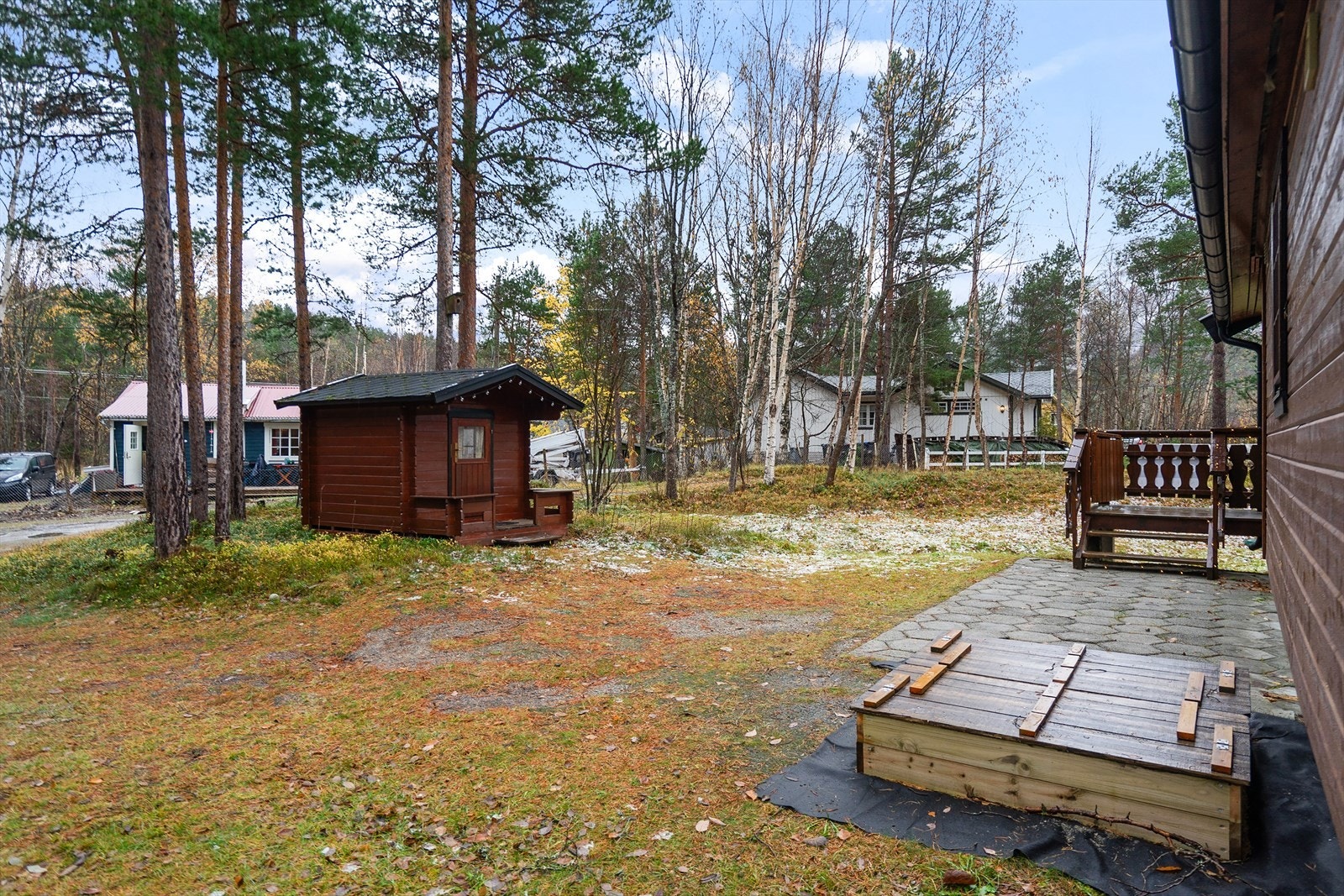 Tomten er utstyrt med et koselig dukkehus - perfekt for de små Galleribilde