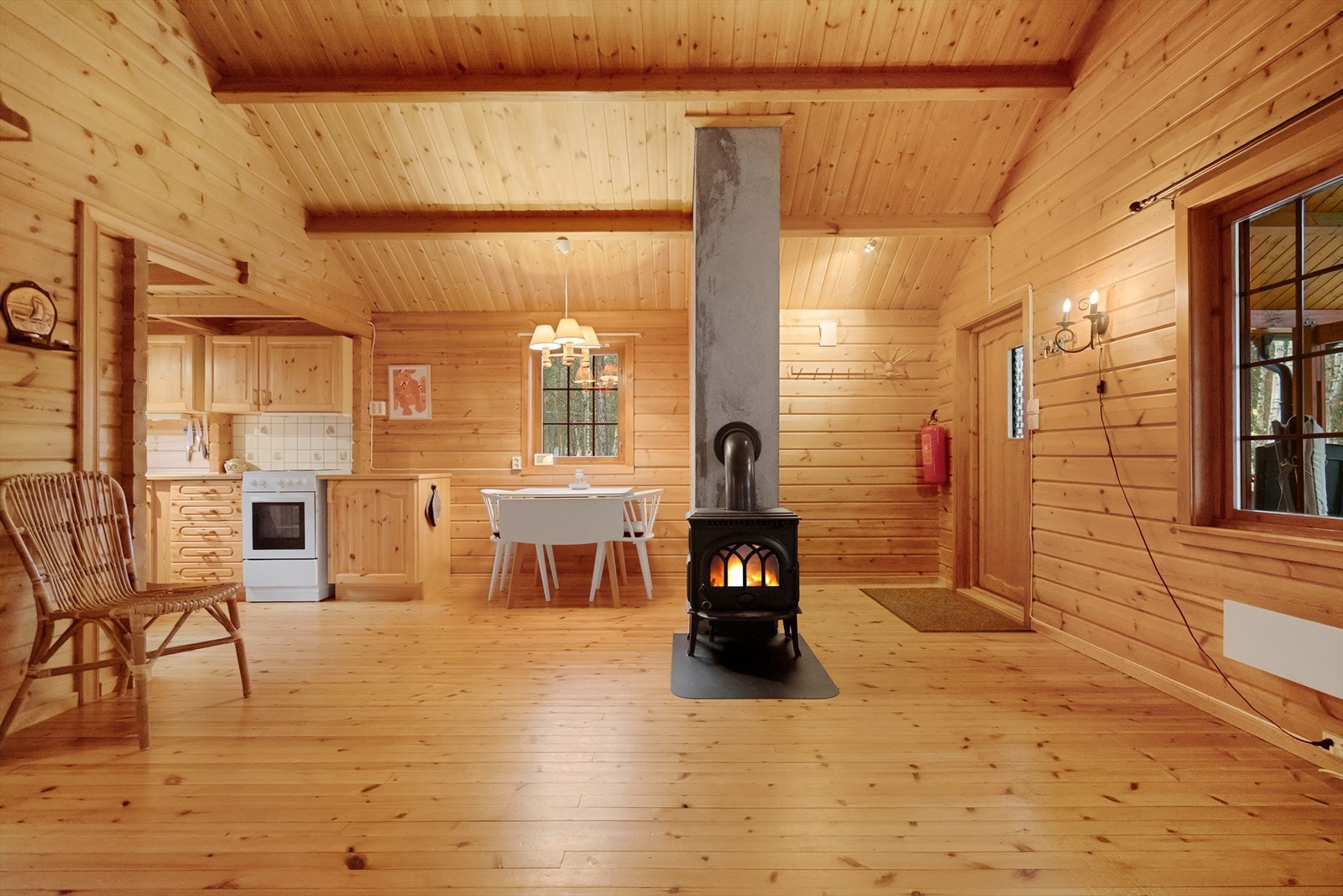 Spiseplassen ligger fint til mellom kjøkkenet og stuen - et samlingspunkt for gode måltider og samtaler etter en dag ute i naturen Galleribilde