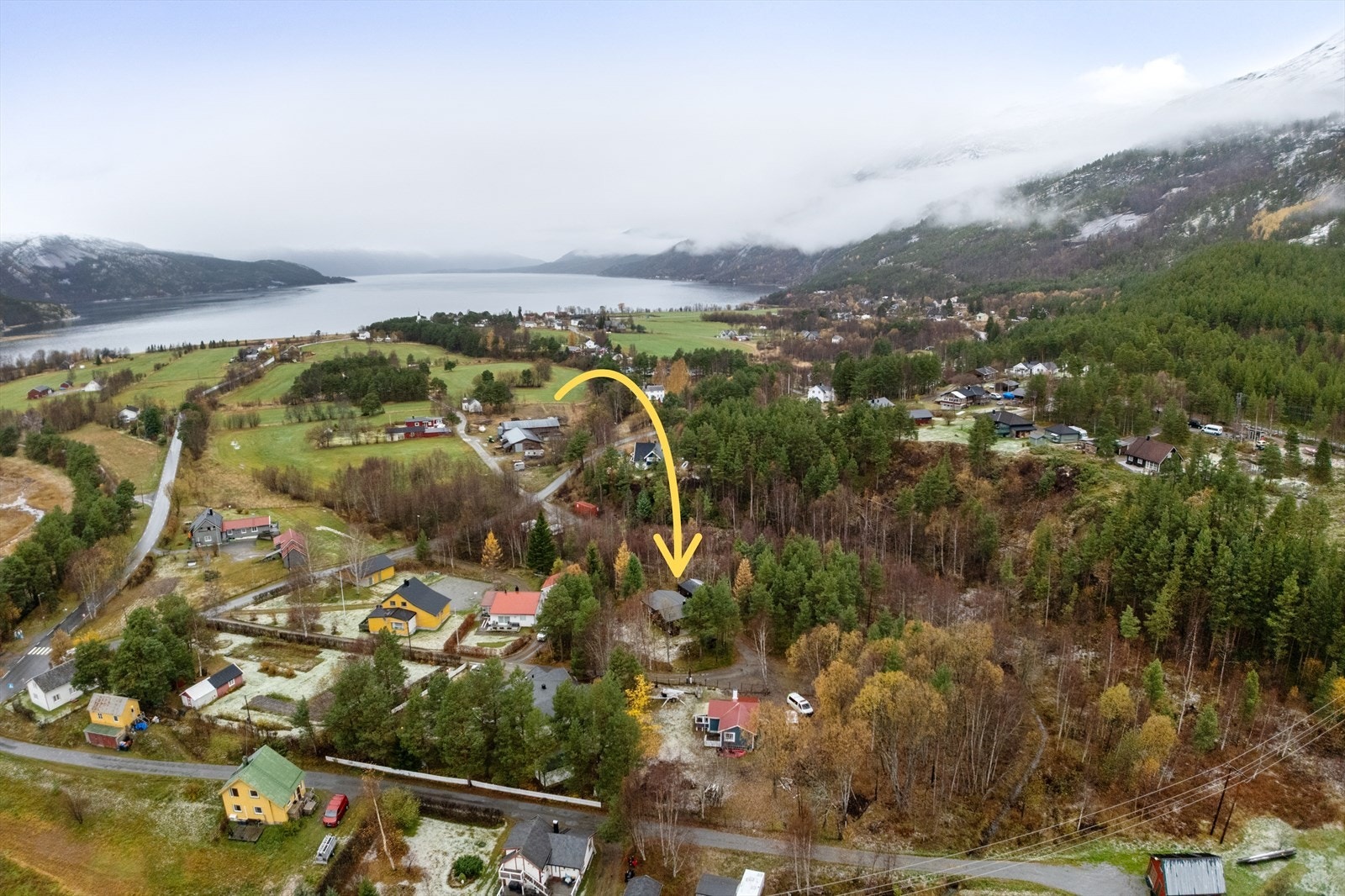 Fra eiendommen er det kun en kort avstand ned til fjorden - et perfekt utgangspunkt for friluftsliv året rundt, enten du liker fiske, turer eller ski Galleribilde
