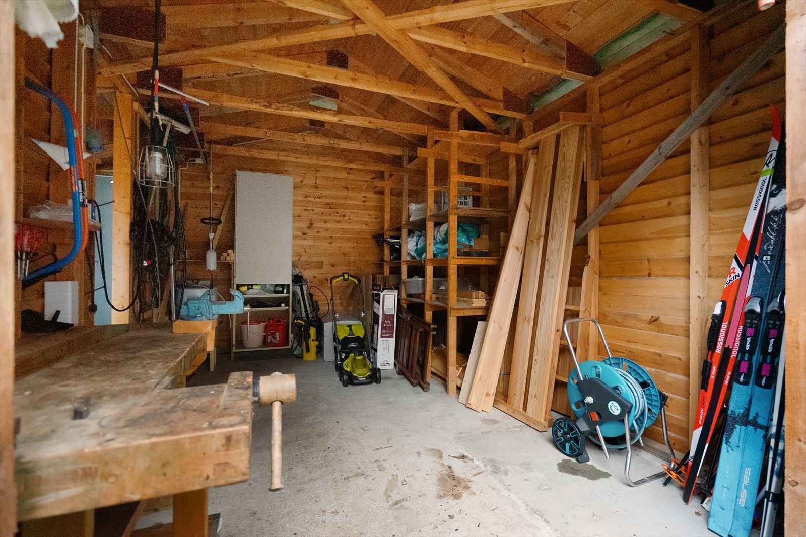 Romslig og praktisk utebod med god plass til både verktøy, skiutstyr og hageredskaper. Perfekt for deg som liker å holde orden og ha alt du trenger lett tilgjengelig Galleribilde