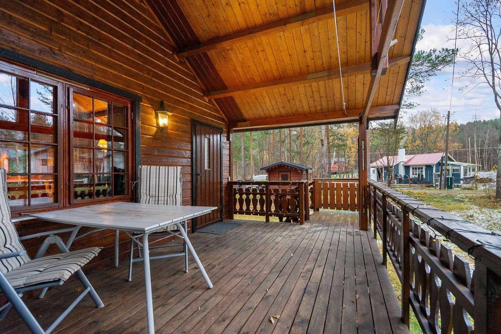 Koselig overbygd terrasse hvor du kan nyte morgenkaffen i ly for vær og vind. Her er det plass til både spisegruppe og grill - en naturlig forlengelse av hyttelivet ute Galleribilde