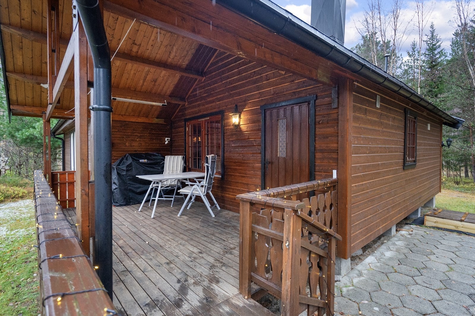 Terrassen vender ut mot natur og furuskog, med et lunt og skjermet preg som gir ekte hyttefølelse Galleribilde