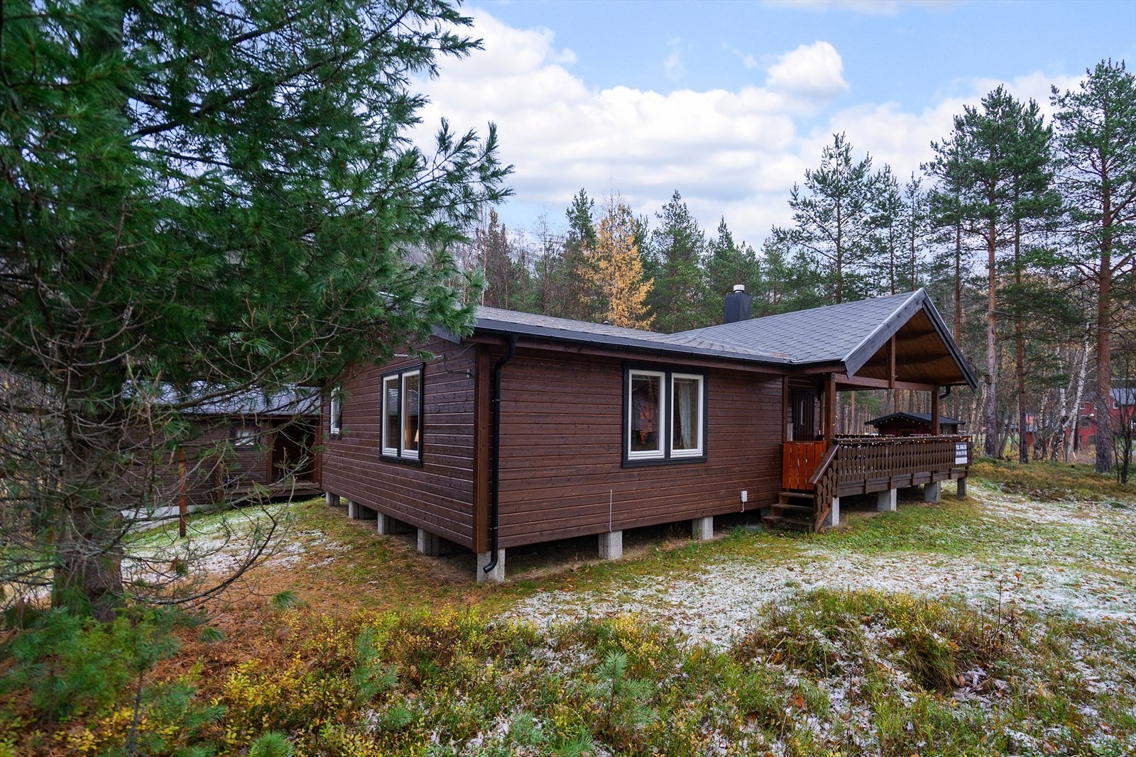 Velholdt hytte med klassisk tømmerpreg, omgitt av nydelig natur og lune skogspartier. Beliggenheten byr på en sjelden kombinasjon av fred og tilgjengelighet - kun en halvtimes kjøretur fra Narvik sentrum Galleribilde