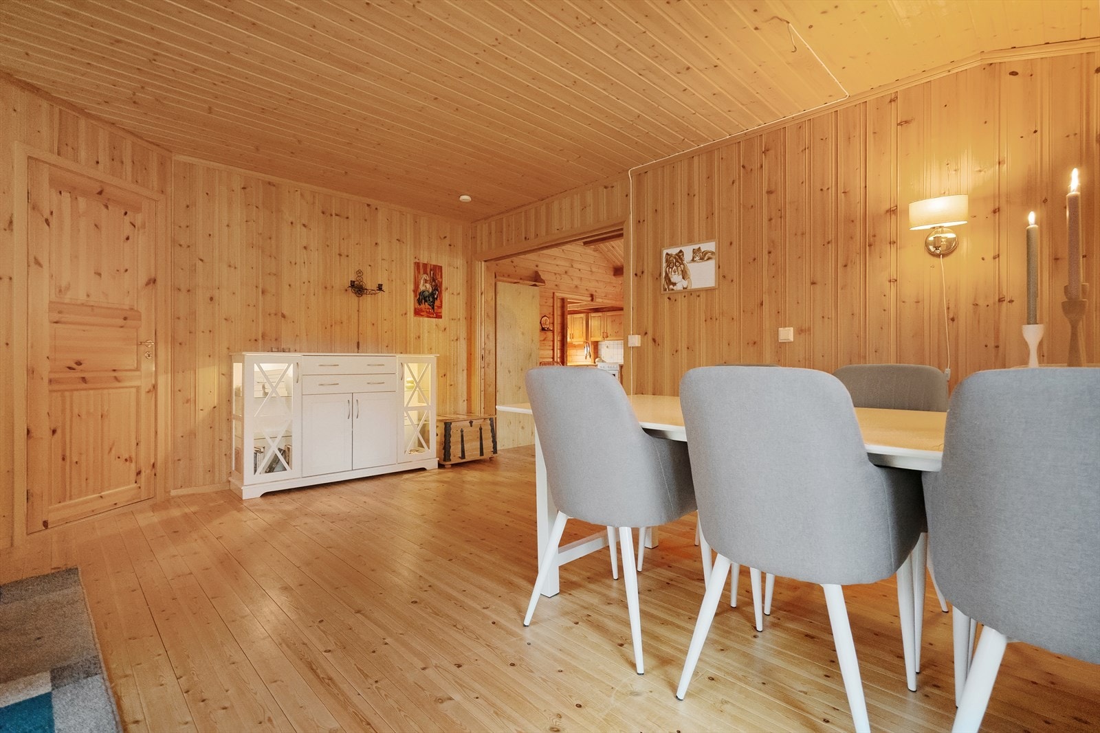 Spiseplassen har plass til flere rundt bordet og ligger lunt til med vindu mot naturen. Et lyst og trivelig rom for måltider og hyggelige stunder Galleribilde