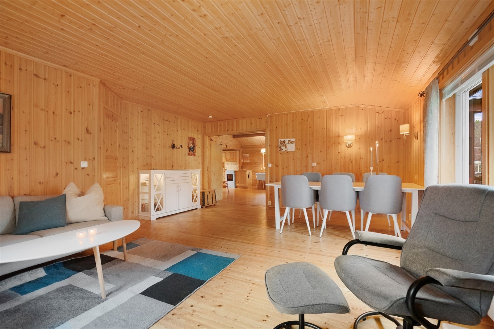 Den åpne planløsningen gir en god flyt mellom oppholdsrommene, og gjør hytta perfekt både for sosiale sammenkomster og rolige helger på hytta Galleribilde
