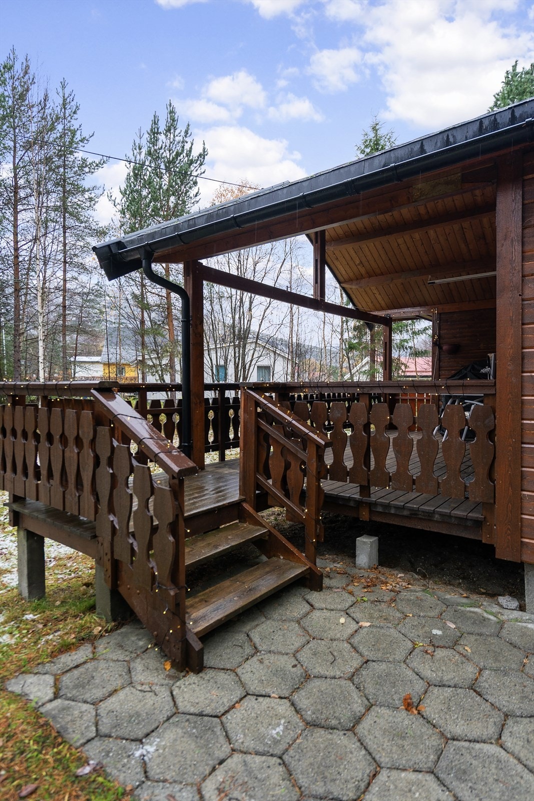 En solid trapp leder opp til den sjarmerende verandaen - et perfekt sted å trekke inn etter turer i marka Galleribilde