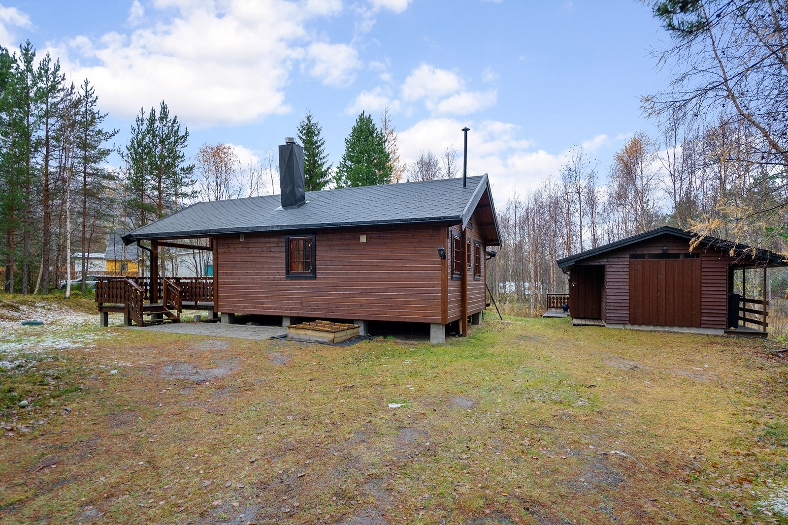 Klassisk hytte i tre med mørke detaljer og tidløs utforming. Her er alt lagt til rette for avslappende dager omgitt av natur Galleribilde