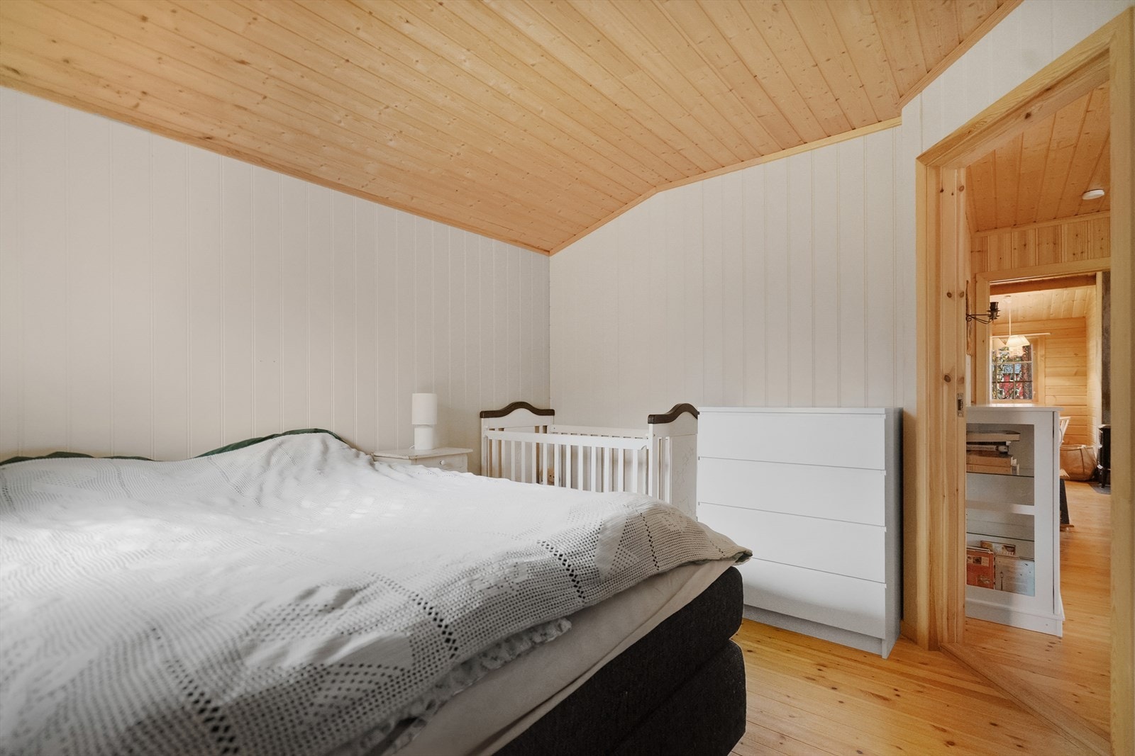 Rommet har plass til dobbeltseng og oppbevaringsmøbler, og er praktisk utformet for både par og småbarnsfamilier. Et fredelig og komfortabelt soverom å trekke seg tilbake til Galleribilde