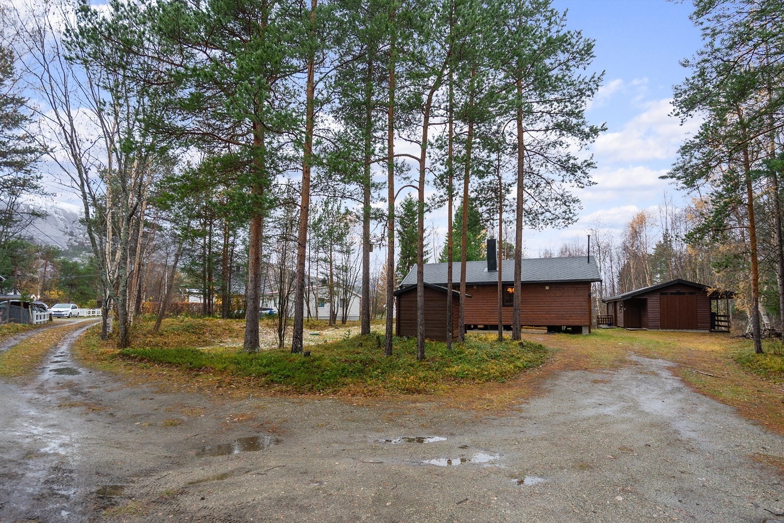 Hytta ligger innerst på en lite trafikkert vei, noe som gir en fredelig og trygg atmosfære. Her får du både skjerming og enkel adkomst året rundt. Galleribilde