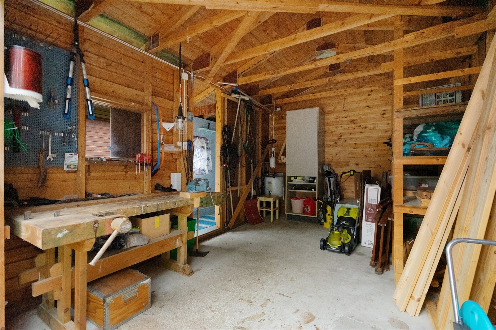 Boden er innredet med solid arbeidsbenk og hyllesystem - ideelt for små prosjekter og vedlikehold. Et godt og funksjonelt rom for både hobby og praktiske gjøremål Galleribilde