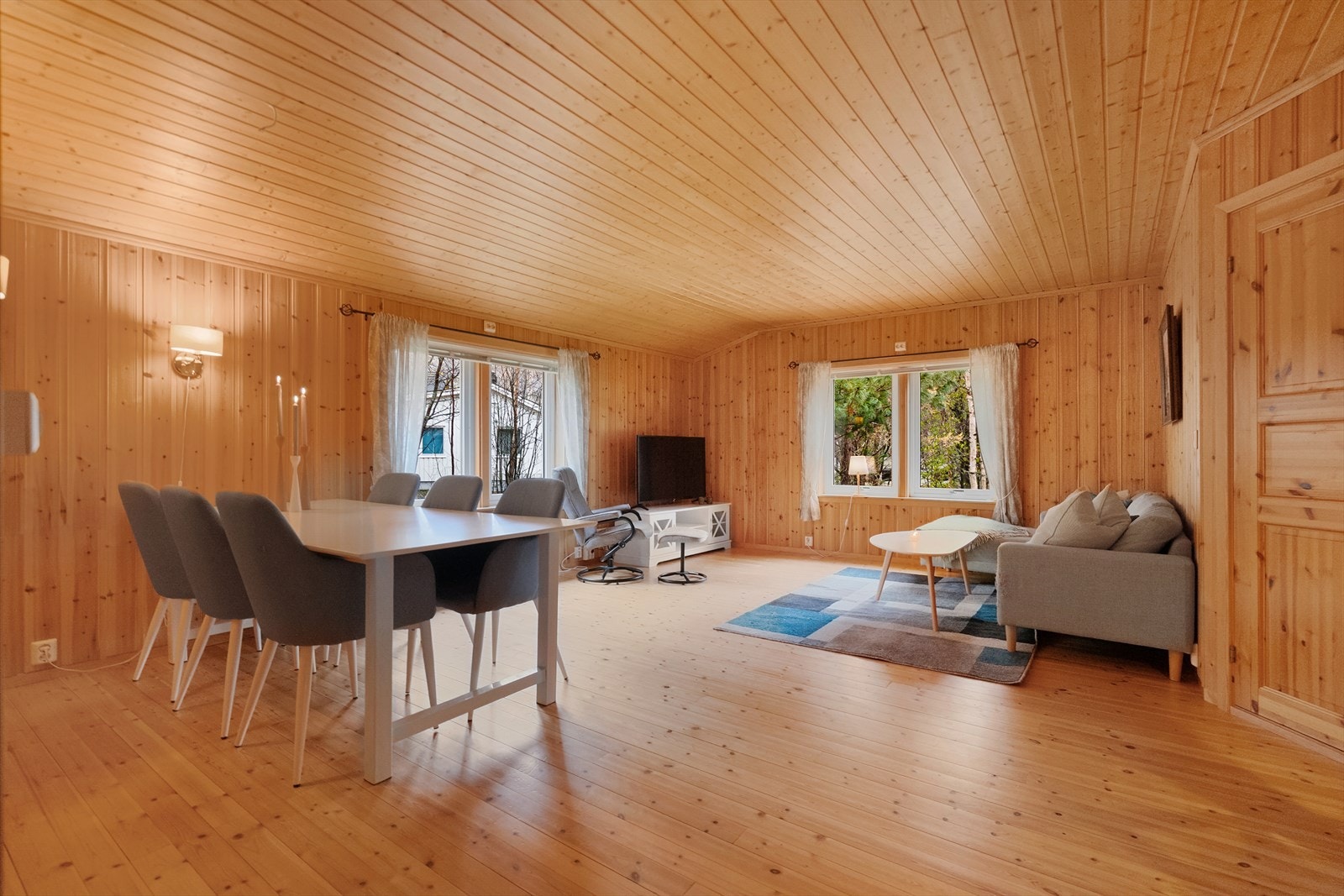 Her får du et stort oppholdsrom med både spiseplass og sofakrok - et naturlig samlingspunkt for gode måltider, brettspill og late kvelder foran TV-en Galleribilde