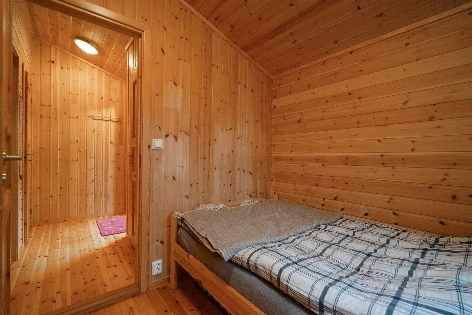 Anneks soverom 1 - Lunt og hyggelig rom med panelte vegger og tregulv - et perfekt sted for gjester eller familiemedlemmer som ønsker litt ro Galleribilde