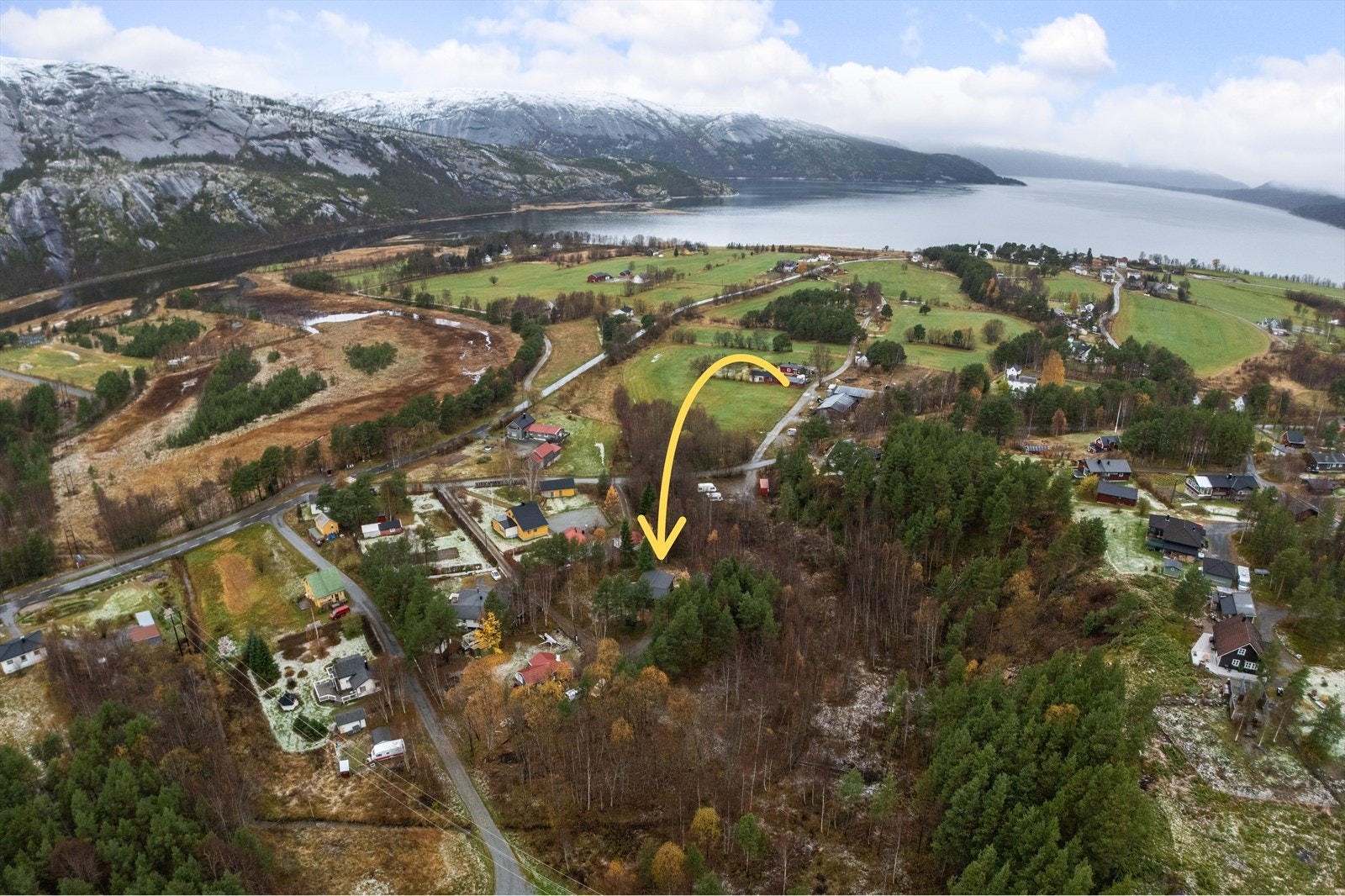 Eiendommen ligger idyllisk til i Skjomen, et område kjent for vakker natur, frisk luft og kort vei til både sjø, fjell og friluftsmuligheter Galleribilde