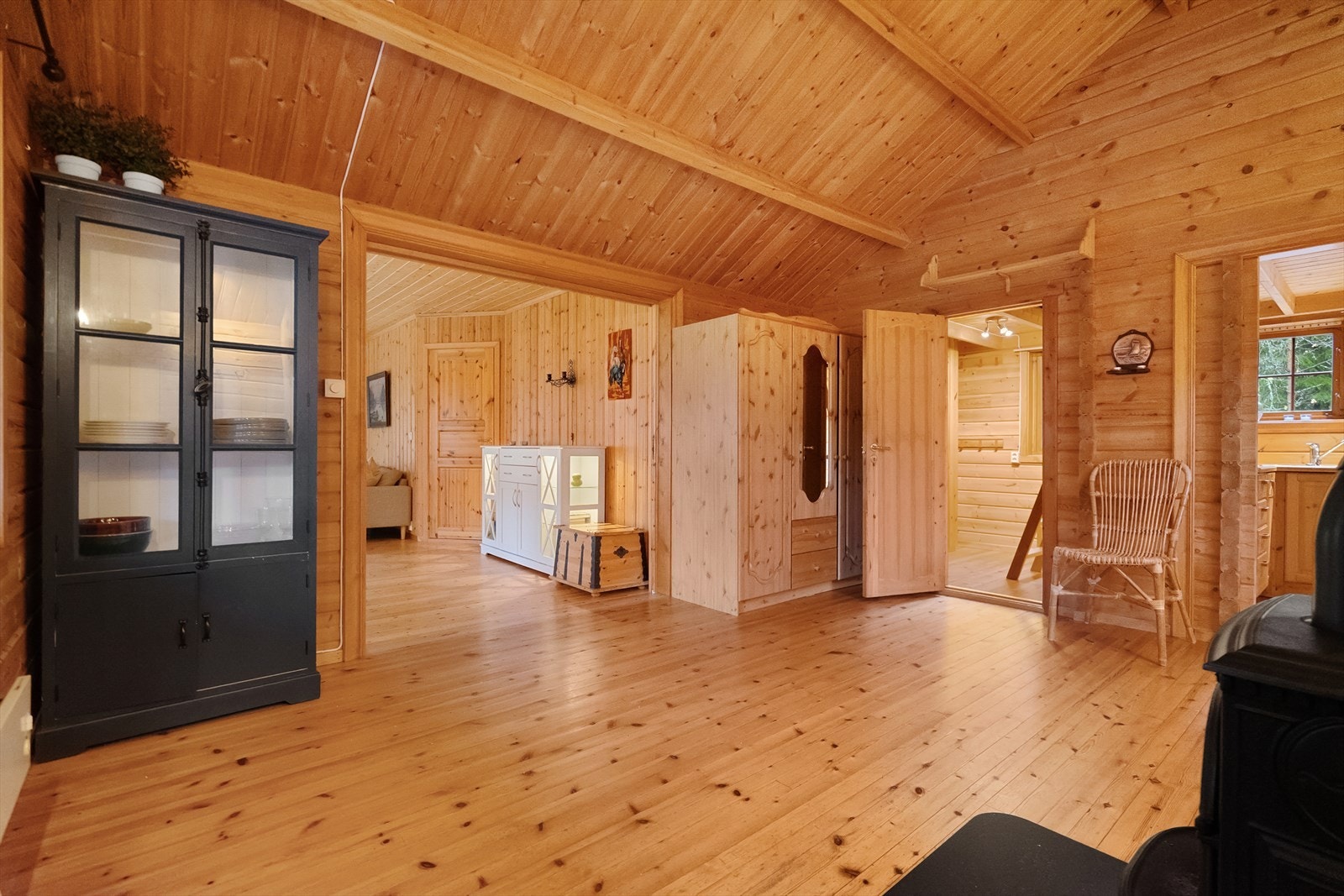 Den åpne løsningen binder sammen kjøkken, gang og oppholdsrom på en naturlig måte. Et perfekt sted for både familieliv og avslapning i fredelige omgivelser Galleribilde