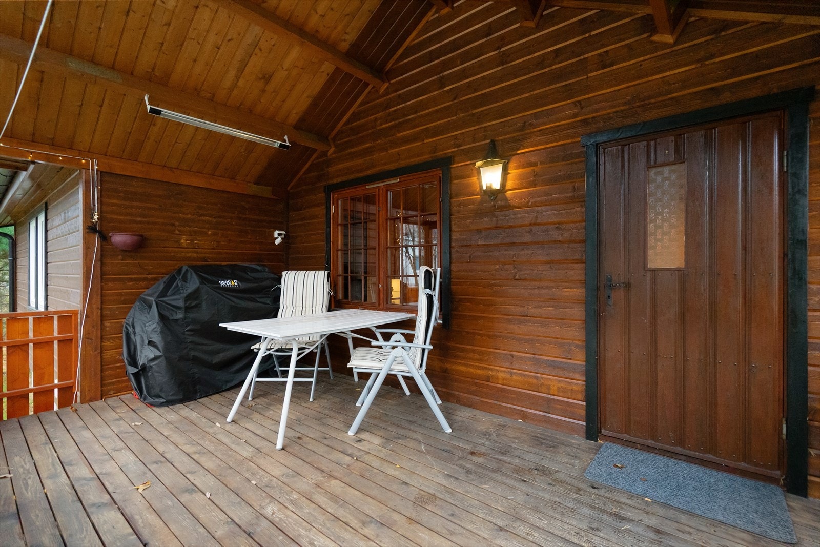 Overbygget tak gir ly også på kjøligere dager, slik at uteområdet kan brukes store deler av året Galleribilde