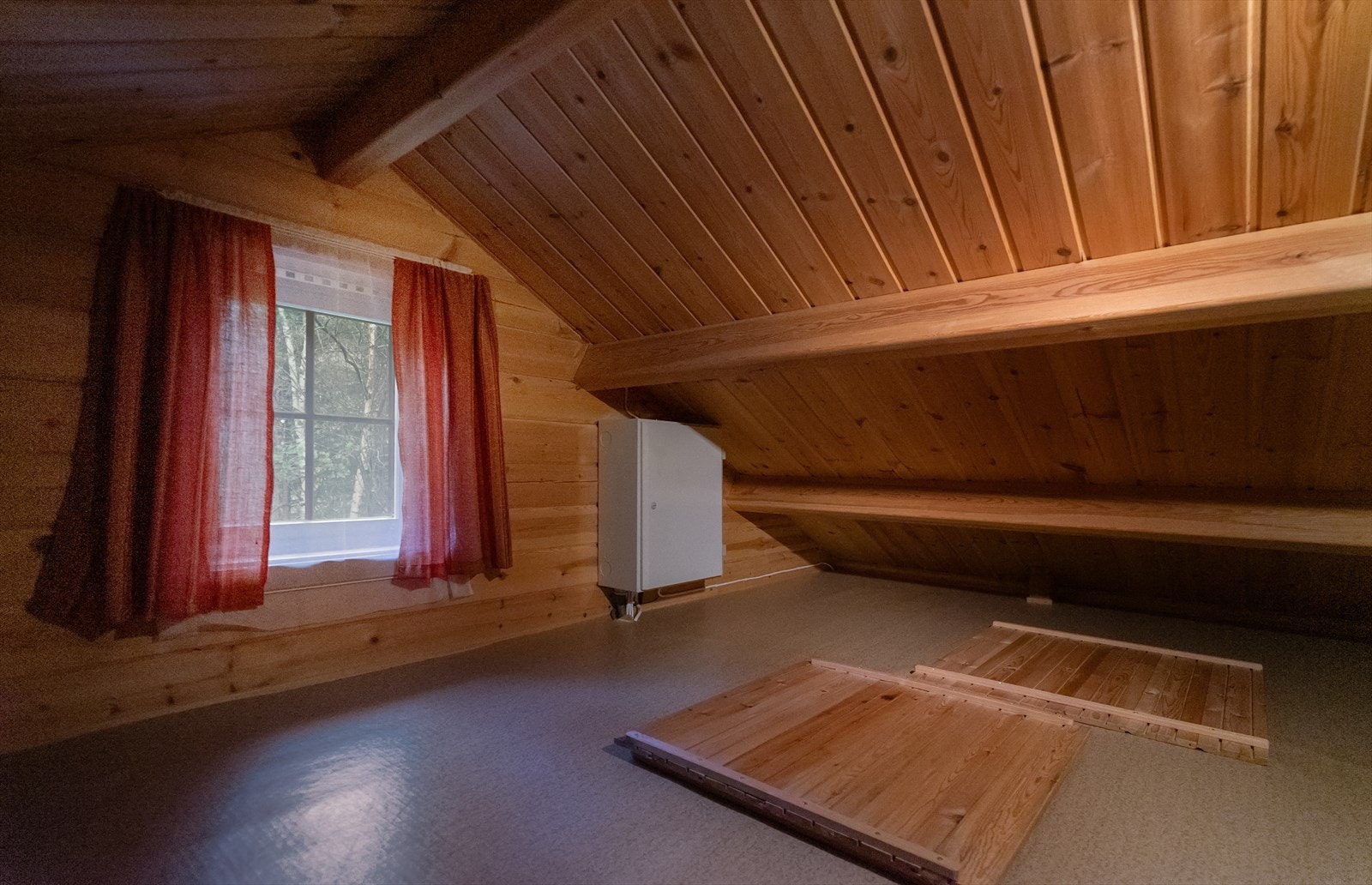 Stigen fører opp til hemsen - en koselig soveplass med lav takhøyde, perfekt for barn eller ekstra overnattingsgjester Galleribilde