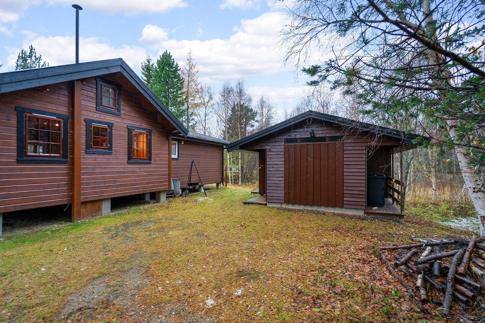 Praktisk utebod og anneks gir god plass til oppbevaring av ved, hagemøbler og turutstyr - en funksjonell løsning for helårsbruk Galleribilde