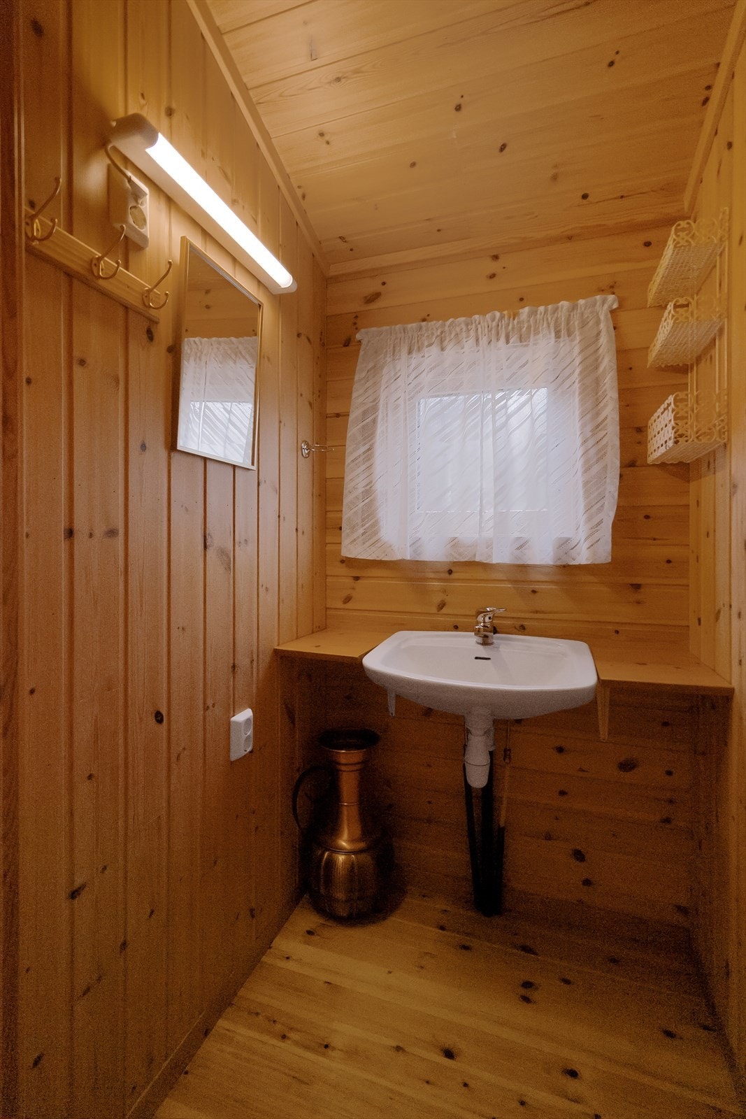 Praktisk rom med servant og speil - funksjonelt og enkelt tilpasset hyttelivets behov Galleribilde