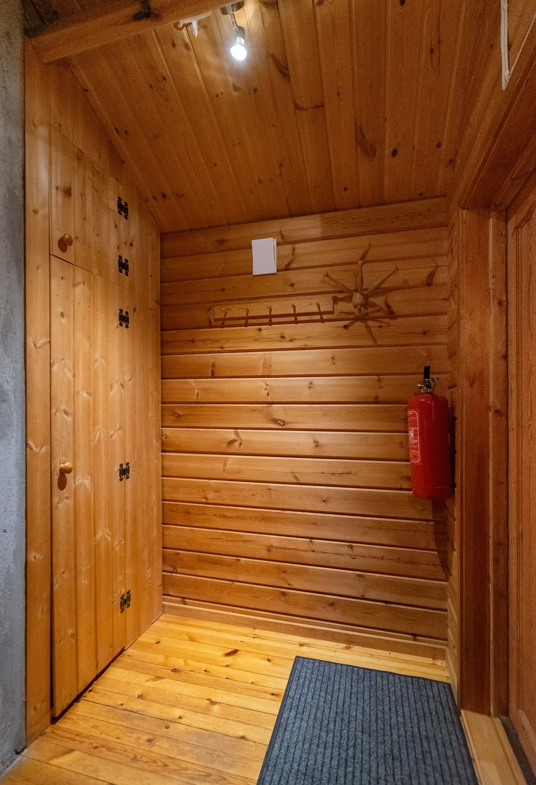 En koselig entré i heltre gir umiddelbart følelsen av ekte hyttestemning. Praktisk oppheng og plass til yttertøy gjør ankomsten enkel etter turer i fjellet eller en dag ved fjorden Galleribilde