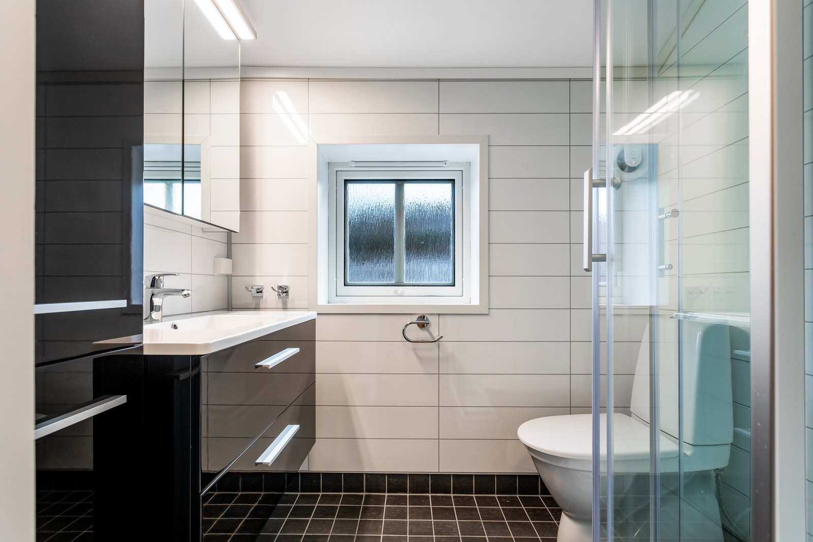 Innbydende bad med god oppbevaringsplass og vindu som gir dagslys og mulighet for frisk luft. Galleribilde