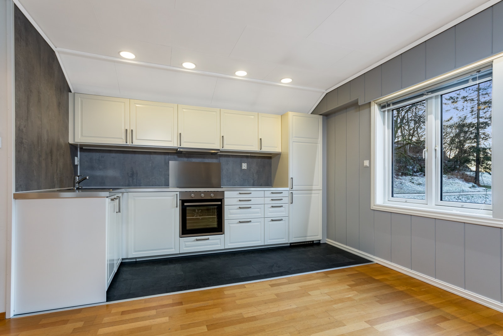 Kjøkken med god benkeplass - Perfekt for deg som er glad i å lage mat. Galleribilde