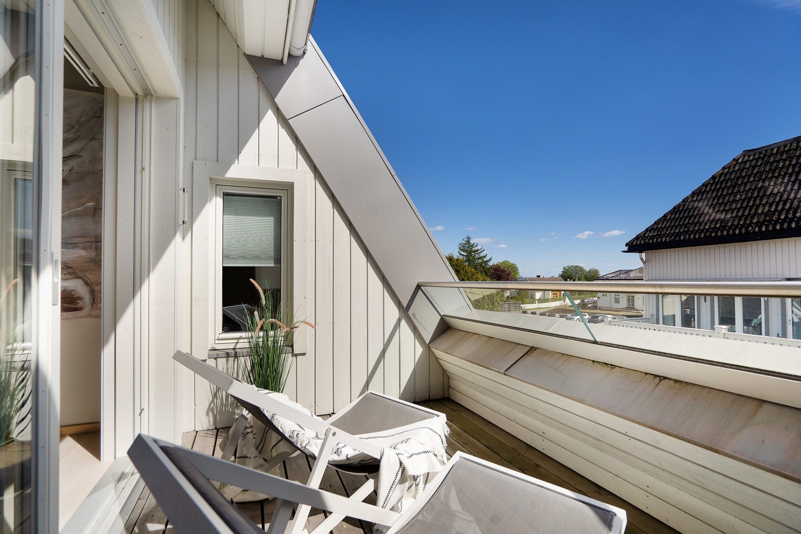 Leiligheten har hele 3 balkonger - her balkong utfra kjøkkenet og spiseplassen Galleribilde