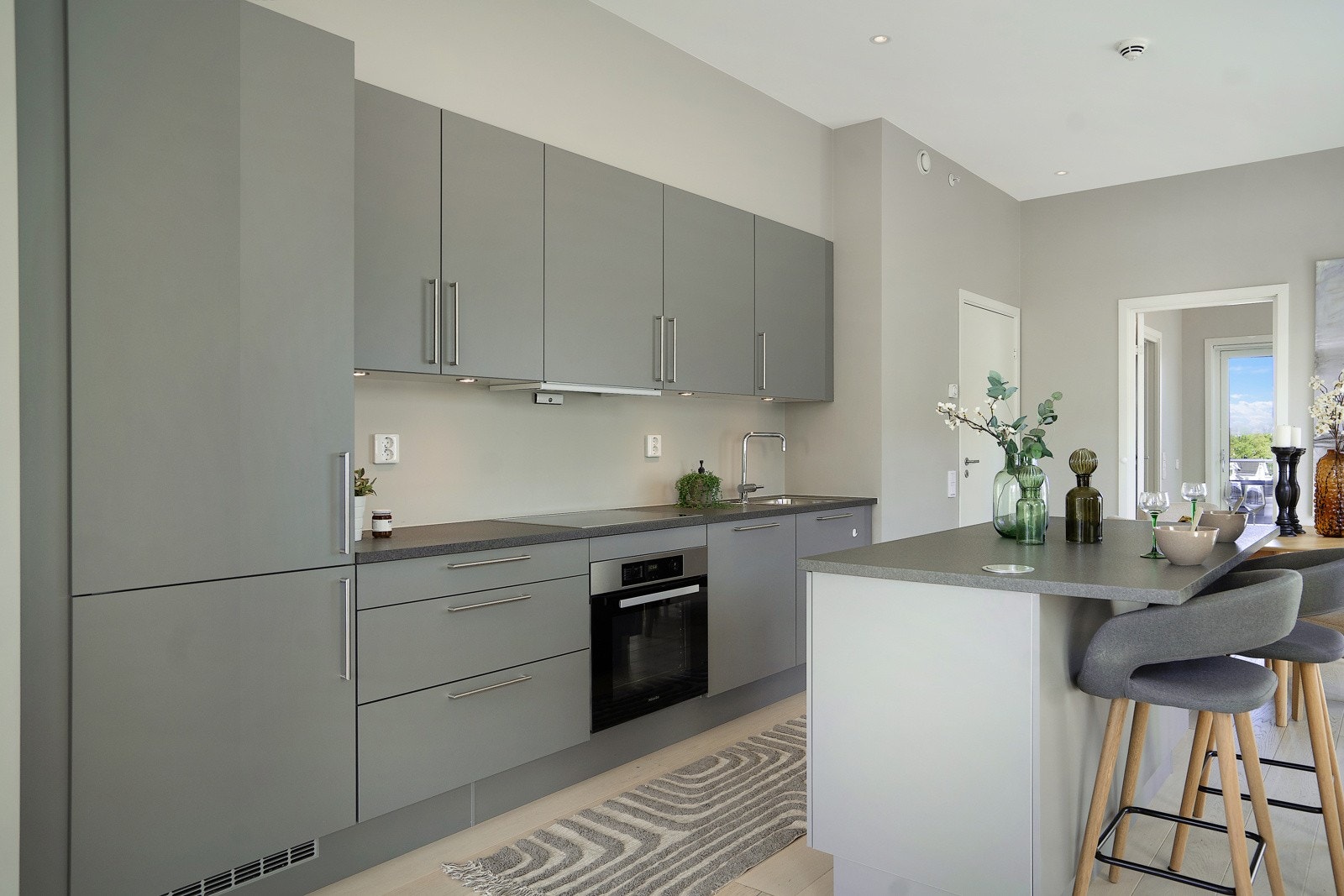 Praktisk arbeidsøy i forbindelse med kjøkkenet - ideell plass for baking og kokkellering Galleribilde