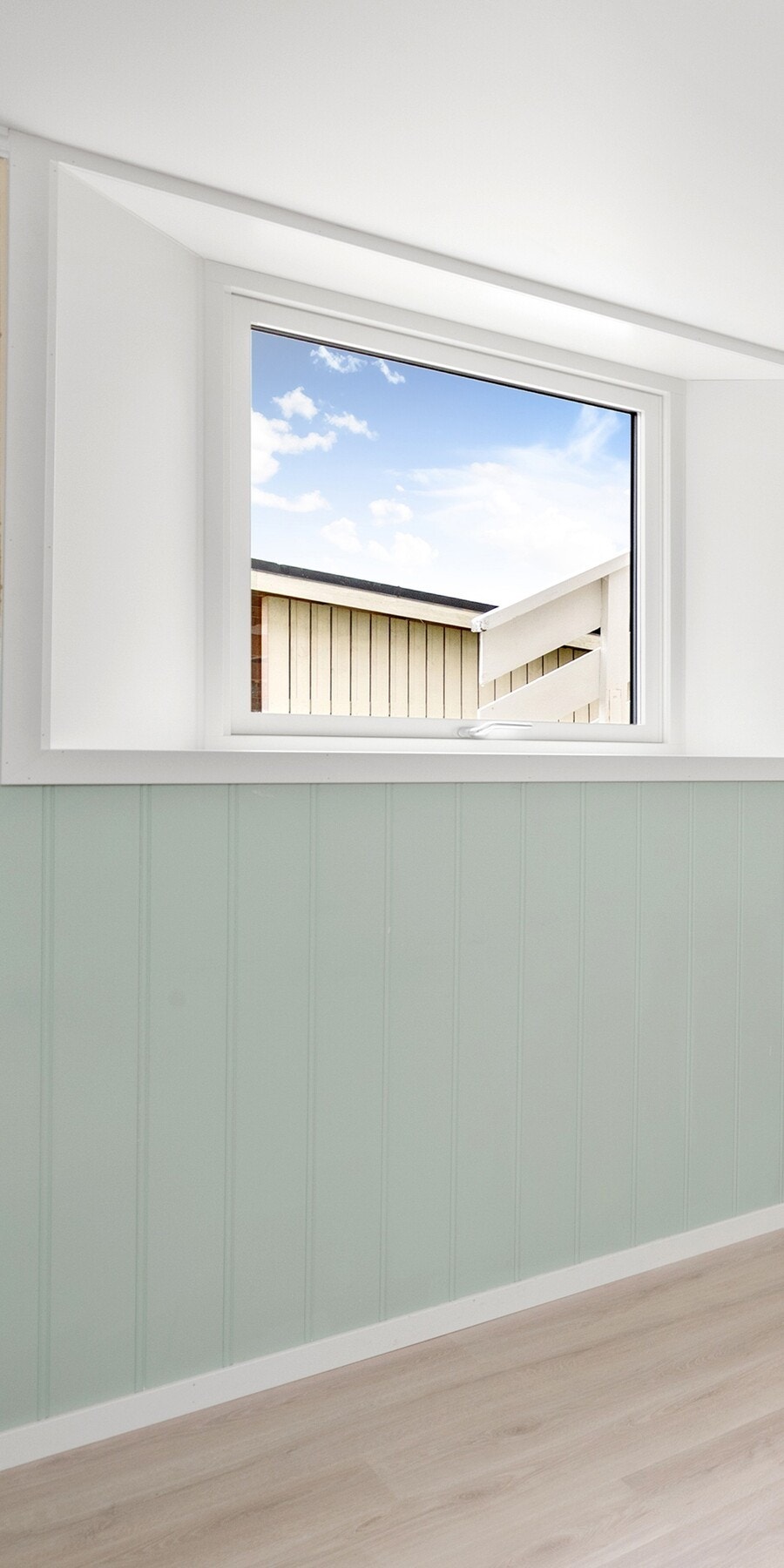 OBS! Merk at det har blitt satt inn større vinduer! Ved første fotografering var det mindre, eldre vinduer. Galleribilde