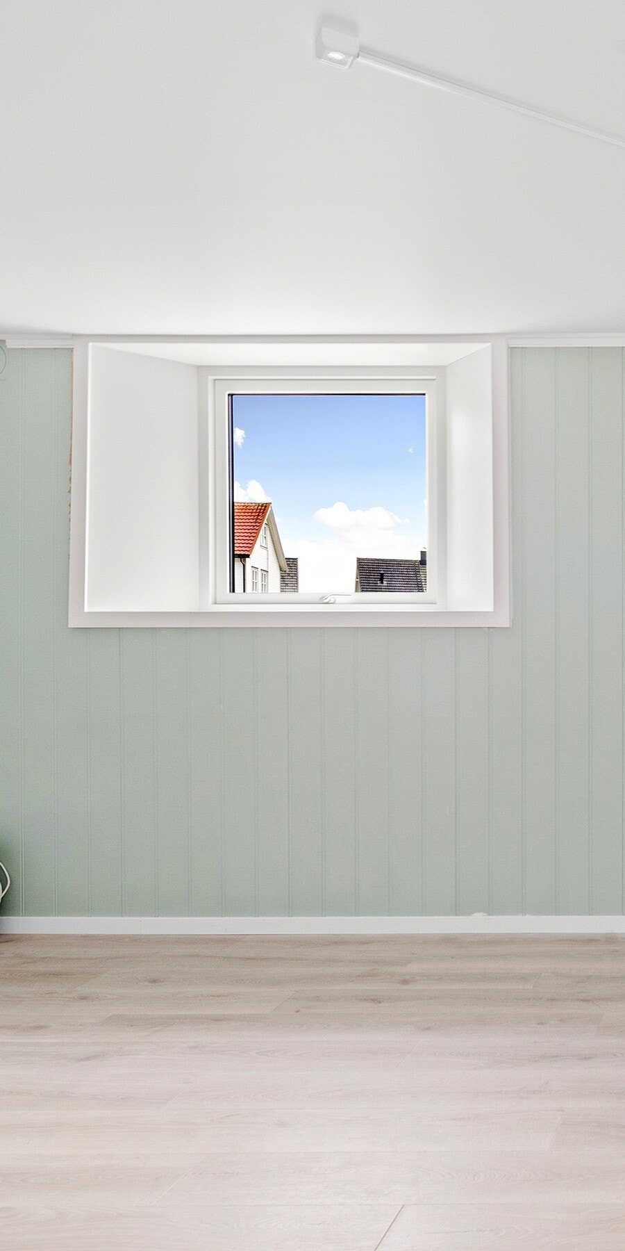 OBS! Merk at det har blitt satt inn større vinduer! Ved første fotografering var det mindre, eldre vinduer. Galleribilde