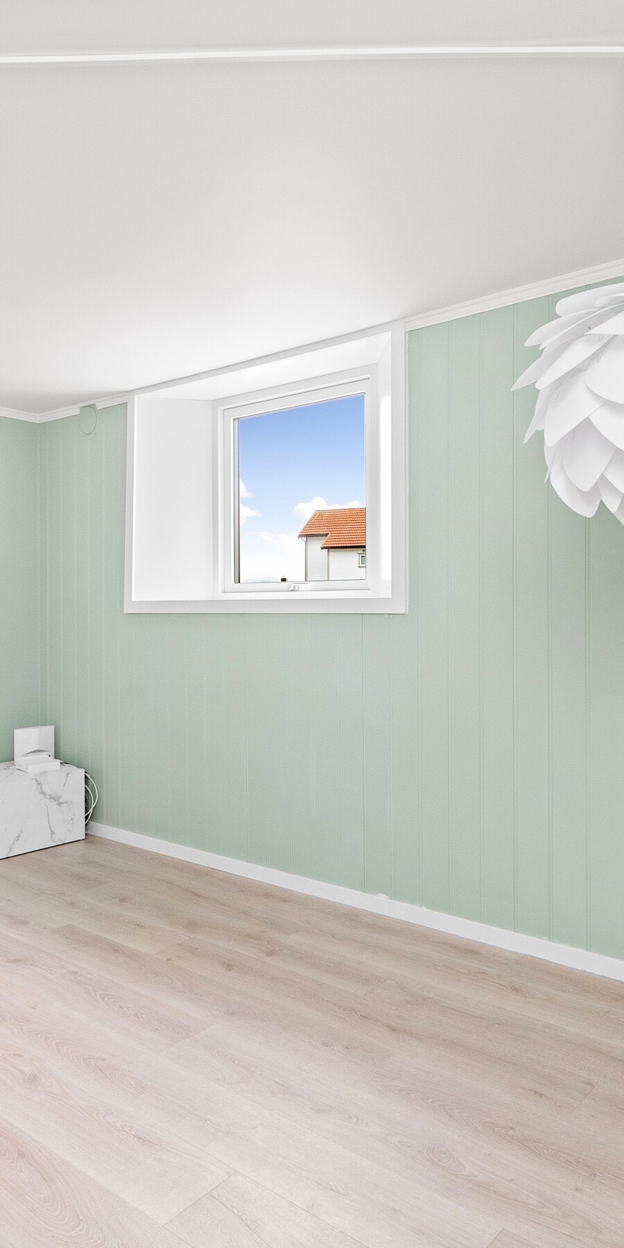 OBS! Merk at det har blitt satt inn større vinduer! Ved første fotografering var det mindre, eldre vinduer. Galleribilde