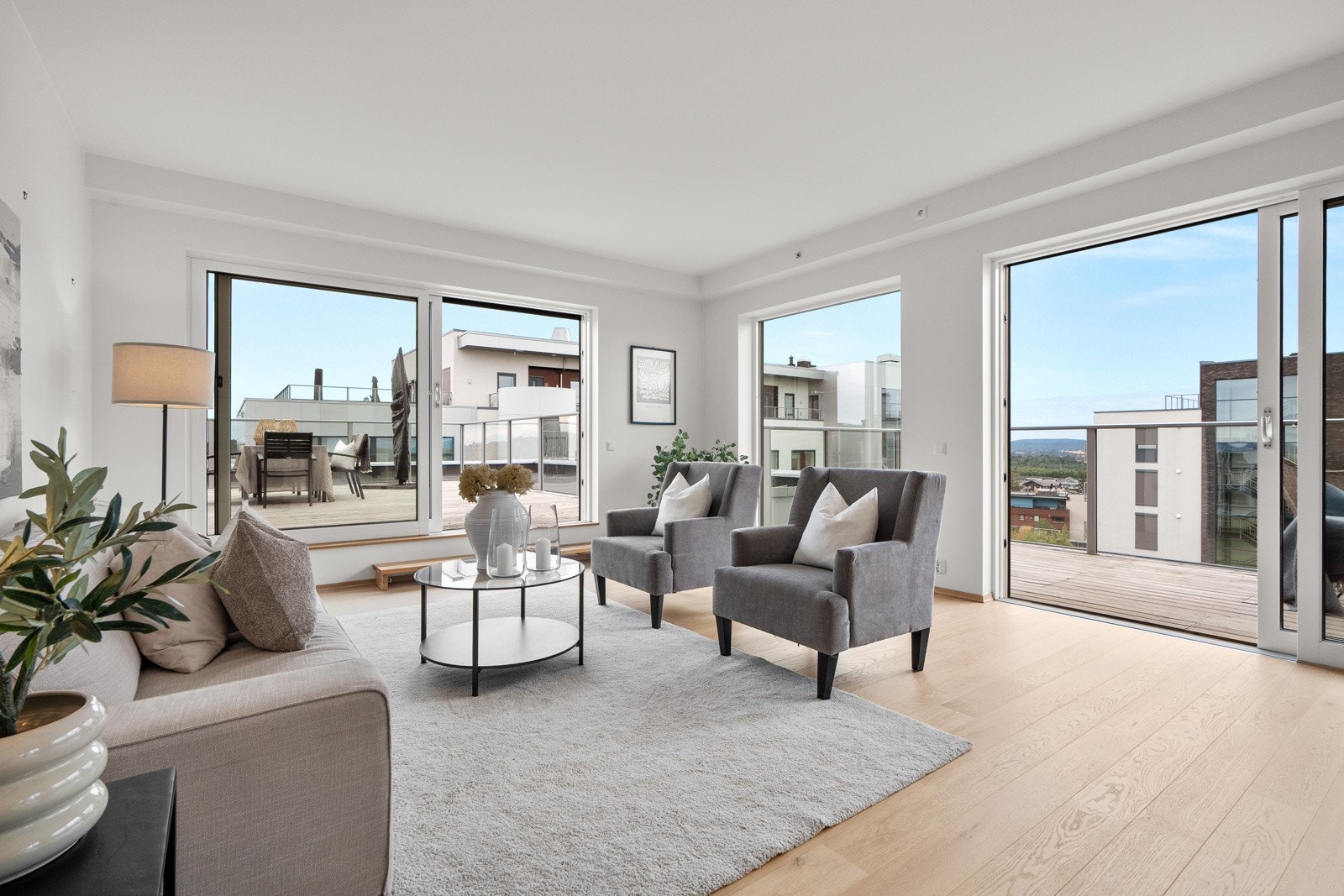 Dette er en lekker og moderne 4-roms topp- og endeleilighet i sentrum av Jessheim. Galleribilde