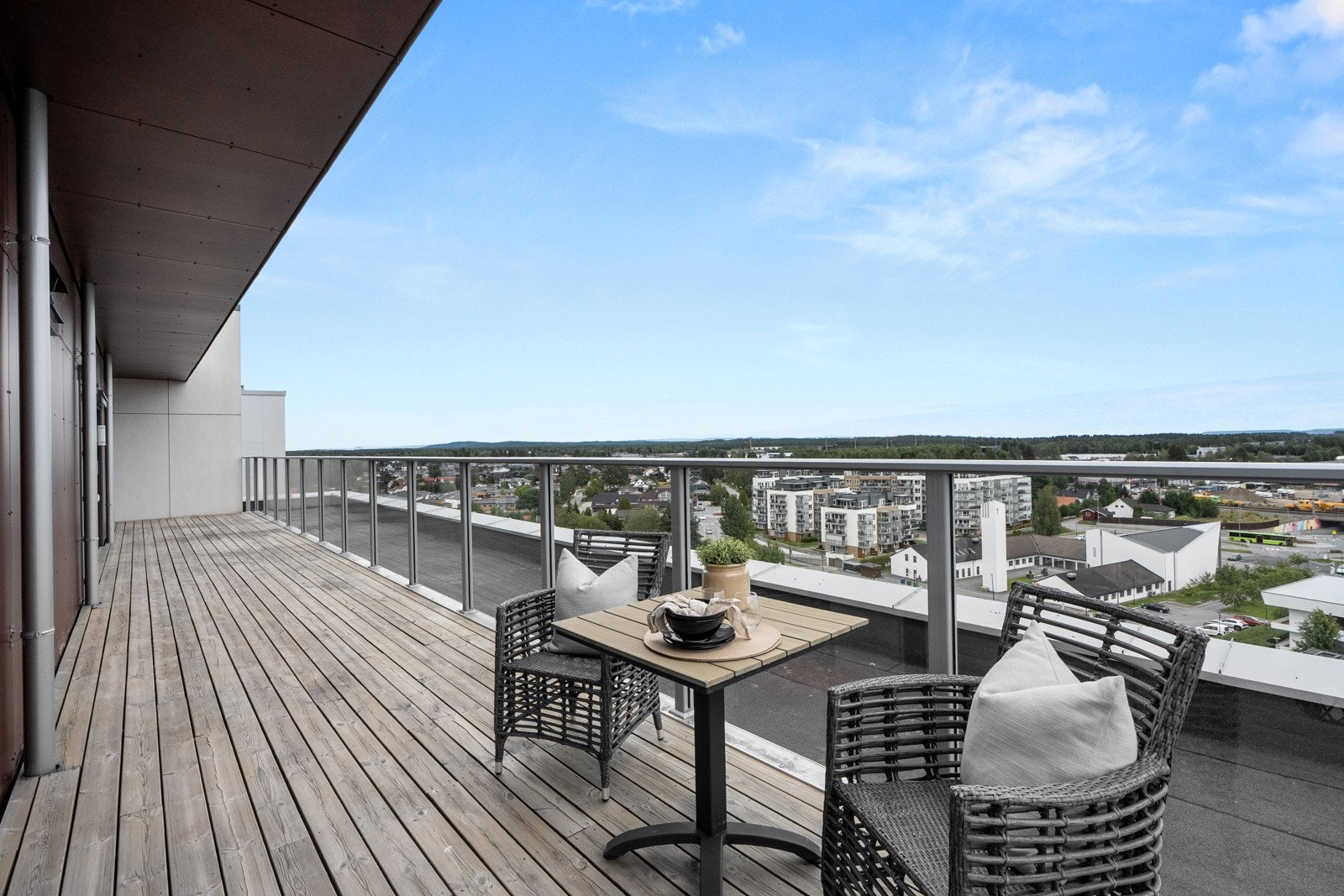 Fra to av soverommene og gangen er det utgang til en østvendt takterrasse på 38m². Galleribilde