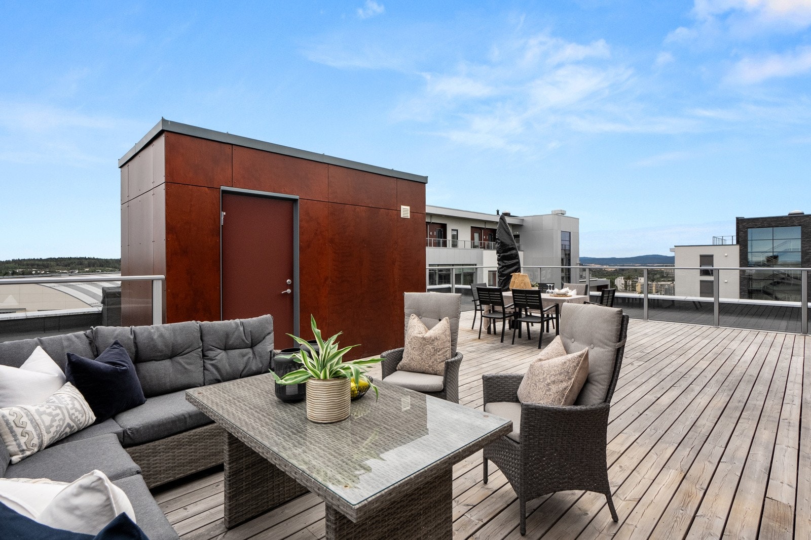 Fra stuen er det utgang til en romslig, sydvendt takterrasse på 68m². Galleribilde