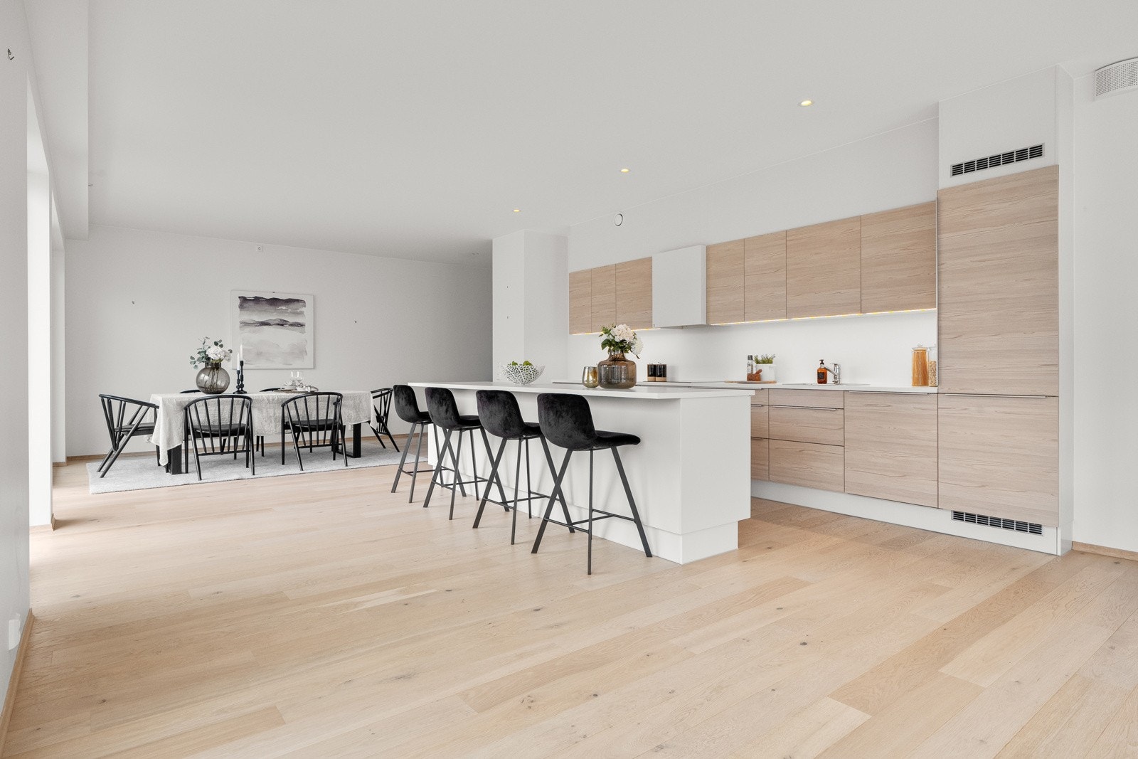 Du kan samtidig ha et stort spisebord med plass til hele familien. Galleribilde