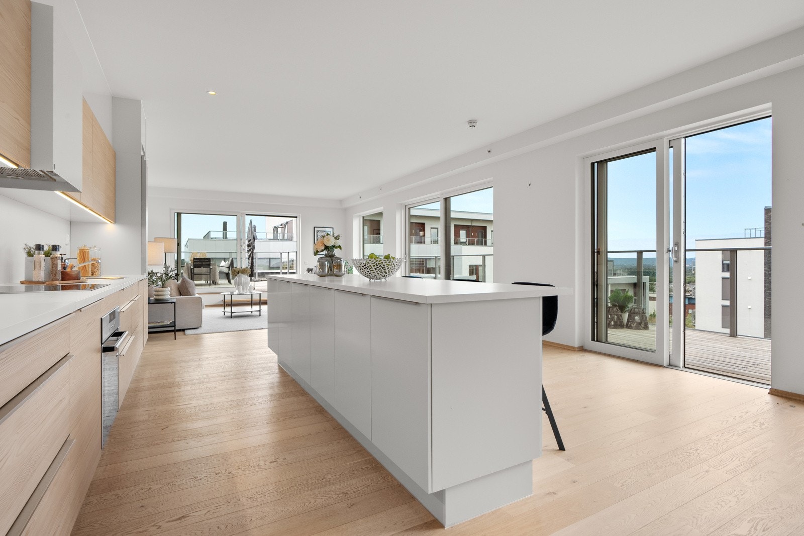 Det er belysning og stikkontakt under overskap. Galleribilde