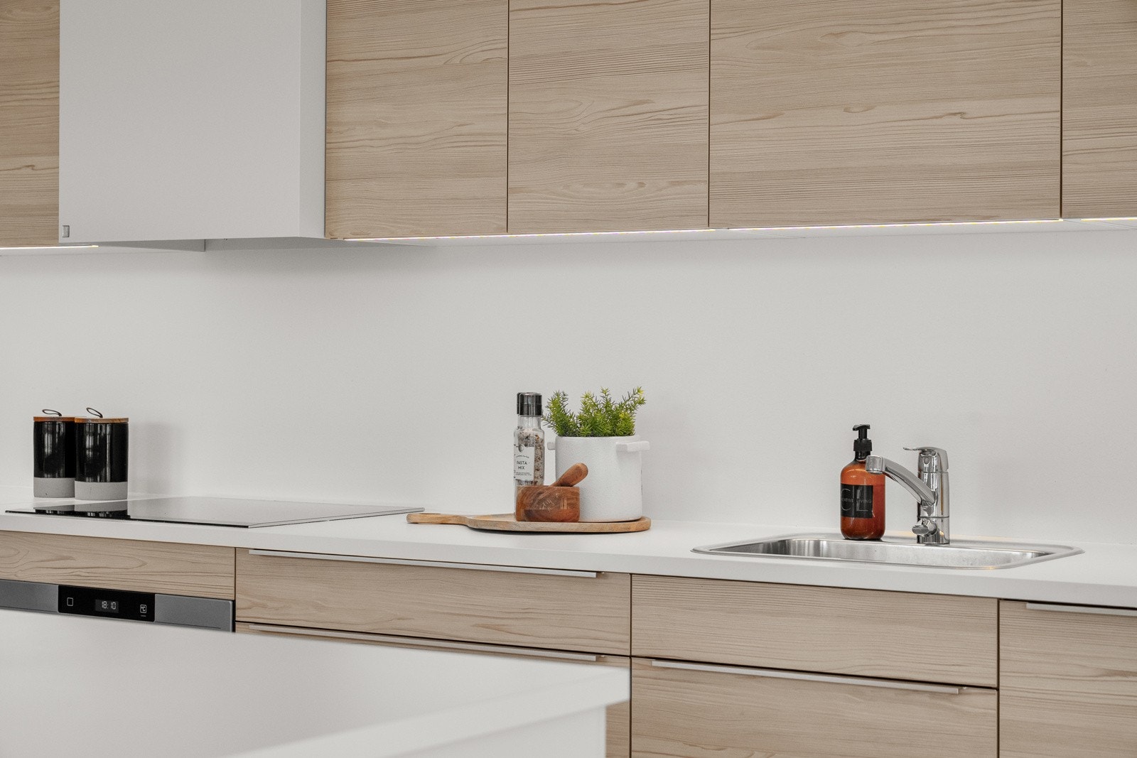 Det er montert komfyrvakt og lekkasjestopper. Galleribilde